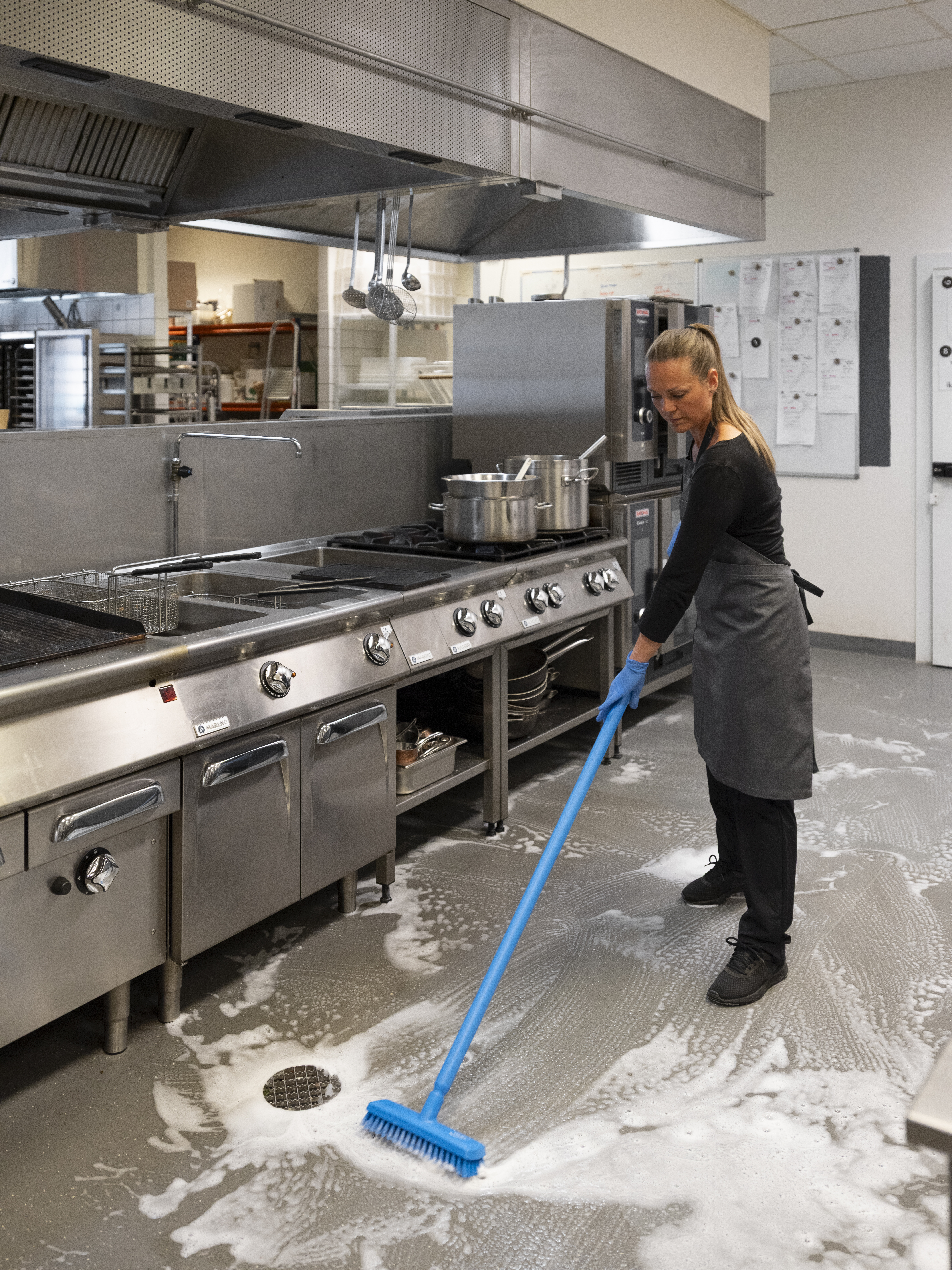 Vikan Deck Scrub, waterfed, 270 mm, Very hard, Blue