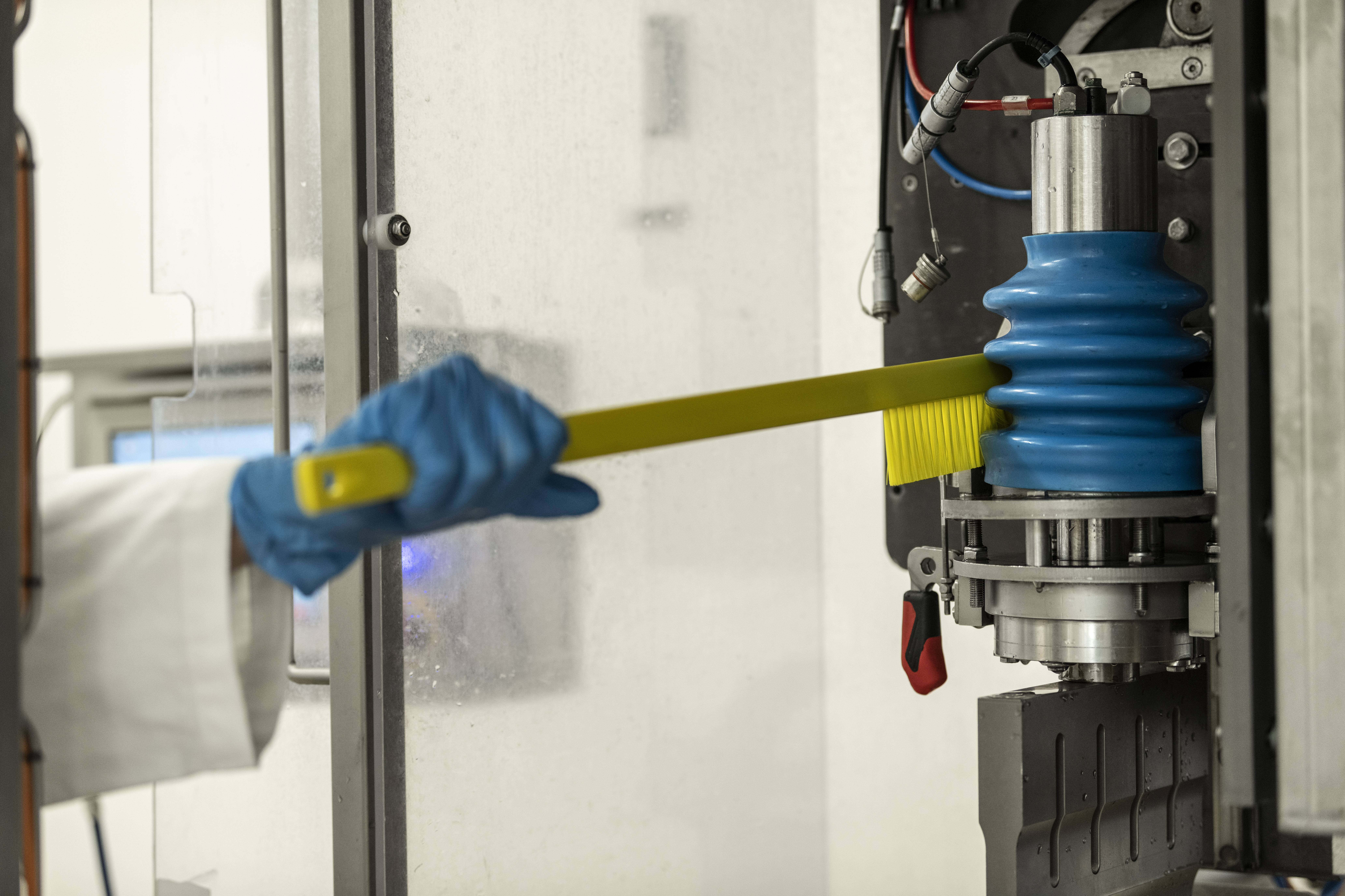 Vikan Ultra-Slim Cleaning Brush with Long Handle, 600 mm, Medium, Blue