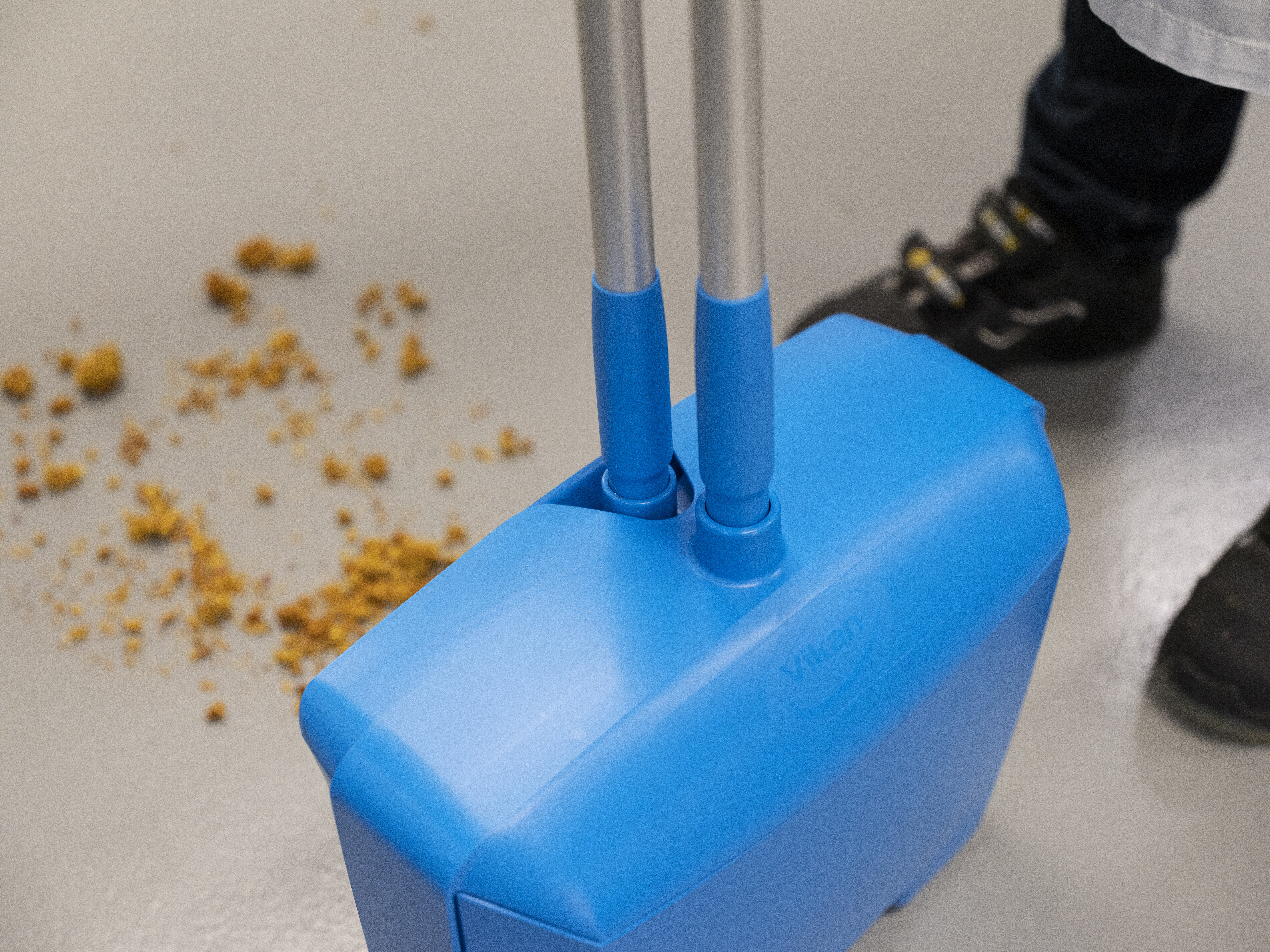 Vikan Dustpan set, closable with broom, 350 mm, Medium, Blue