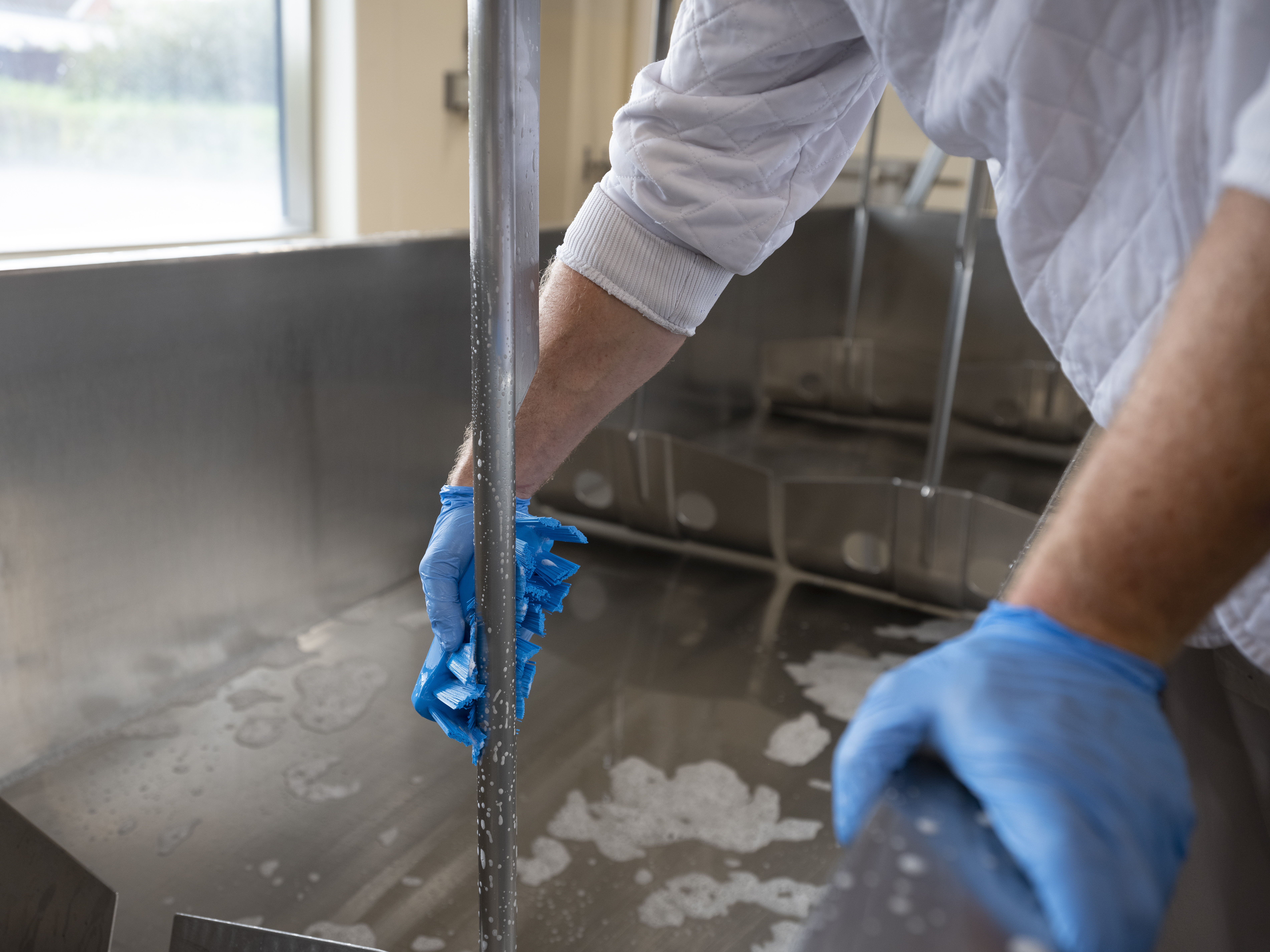 Vikan UST Hand Brush, 176 mm, Hard, Blue