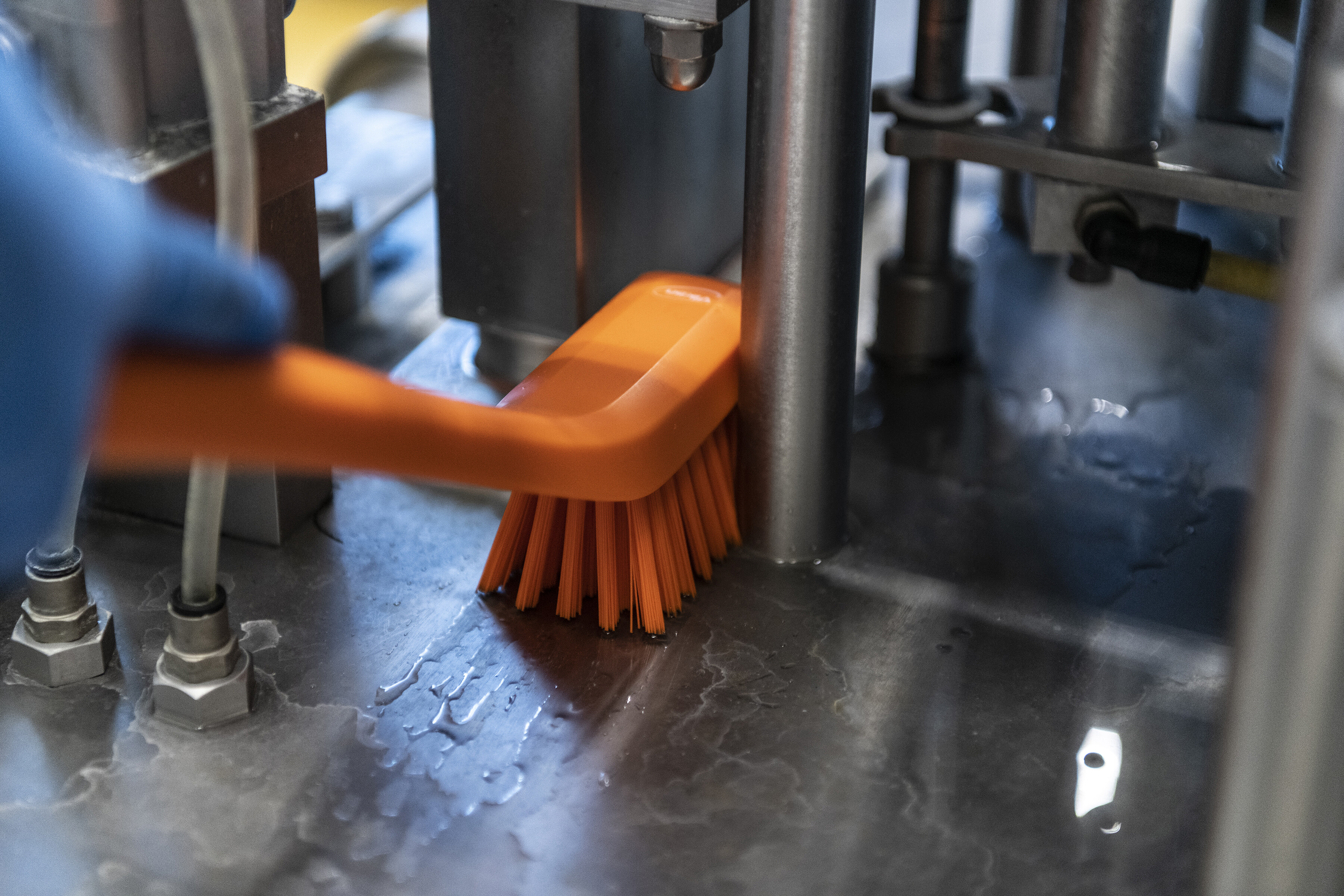 Vikan Narrow Cleaning Brush with Long Handle, 420 mm, Hard, Blue