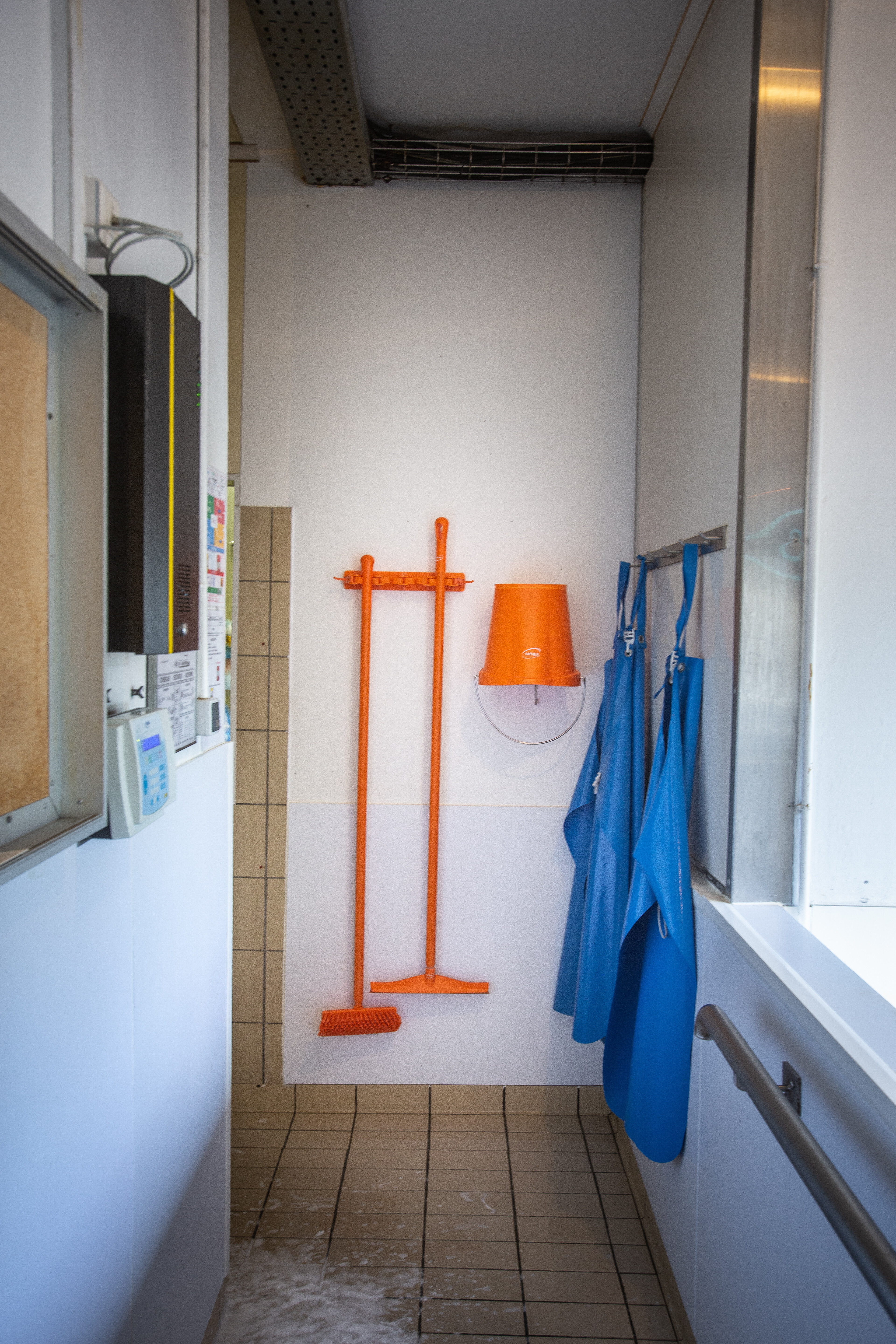 Vikan Hygienic Hi-Flex Wall Bracket System, 420 mm, Blue