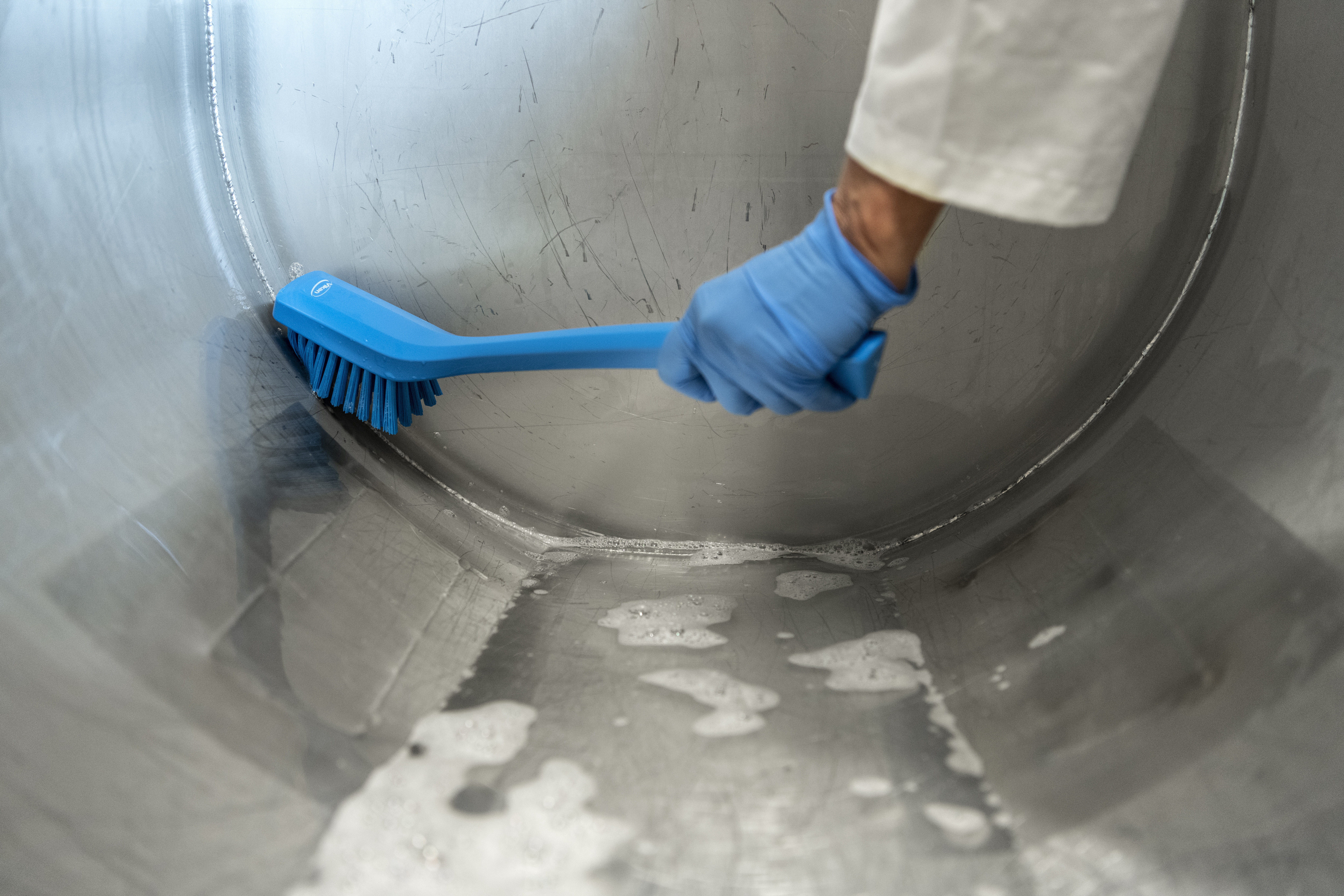 Vikan Narrow Cleaning Brush with Long Handle, 420 mm, Hard, Blue