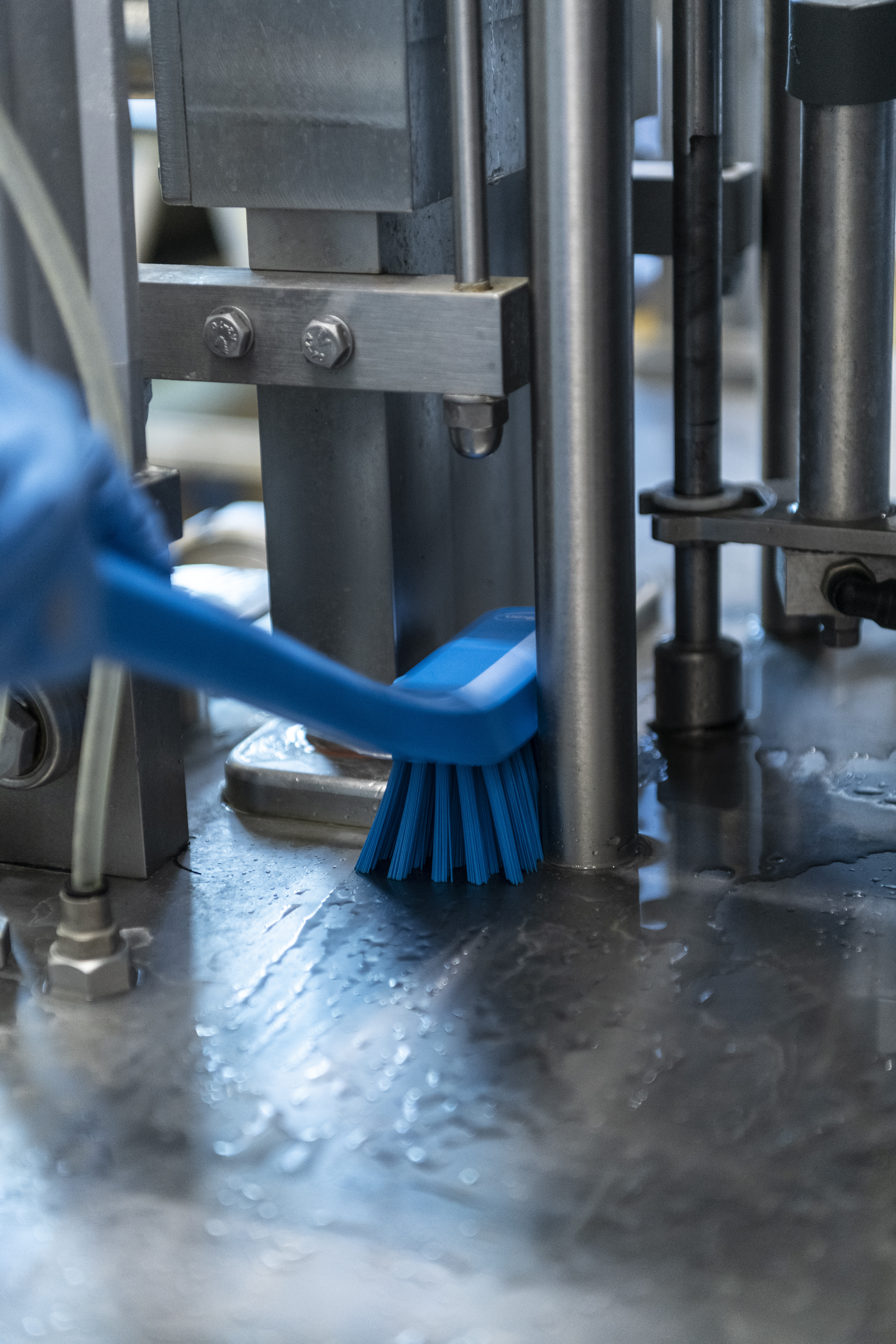 Vikan Narrow Cleaning Brush with Long Handle, 420 mm, Hard, Blue