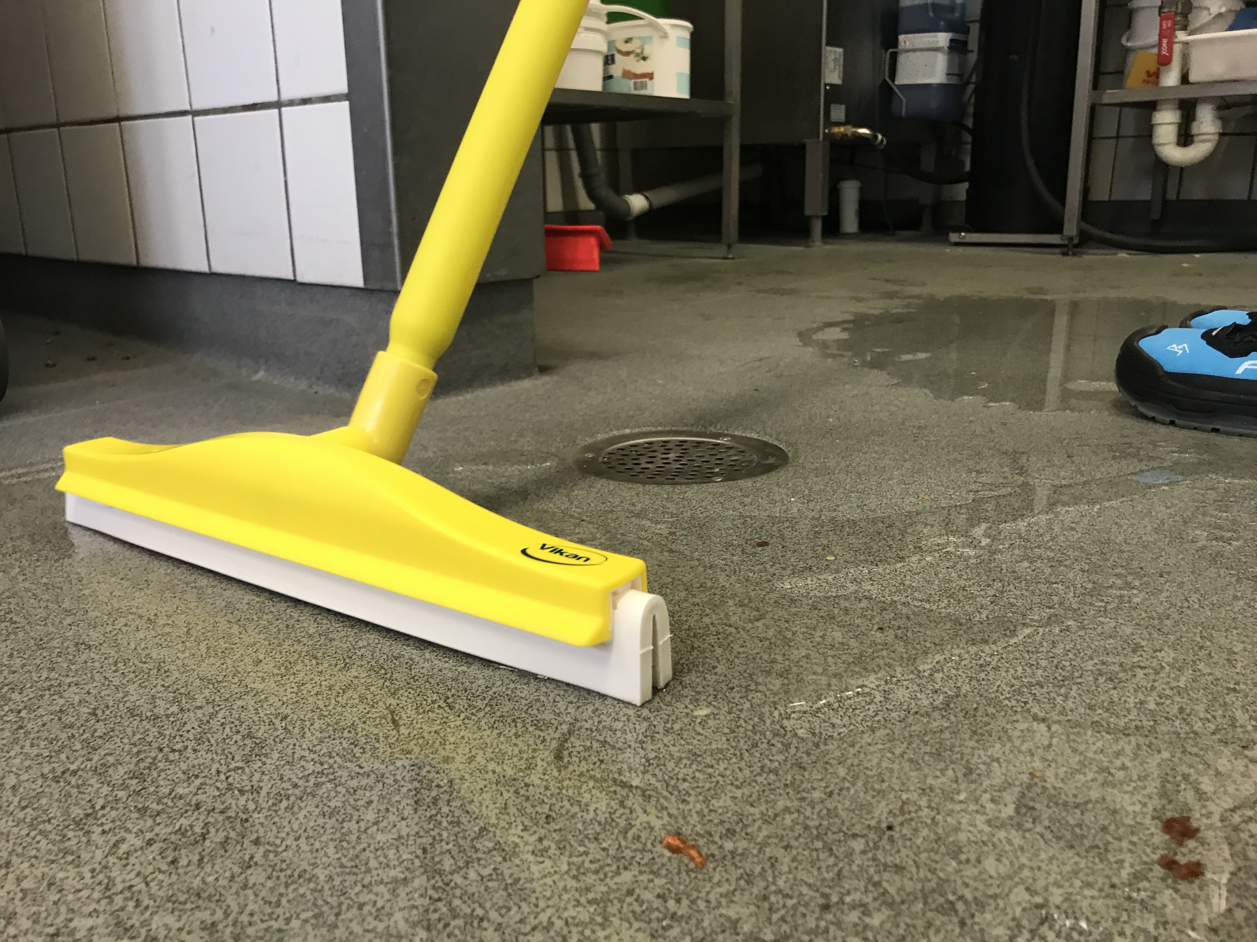 Vikan Revolving Neck Floor squeegee w/Replacement Cassette, 500 mm, Blue