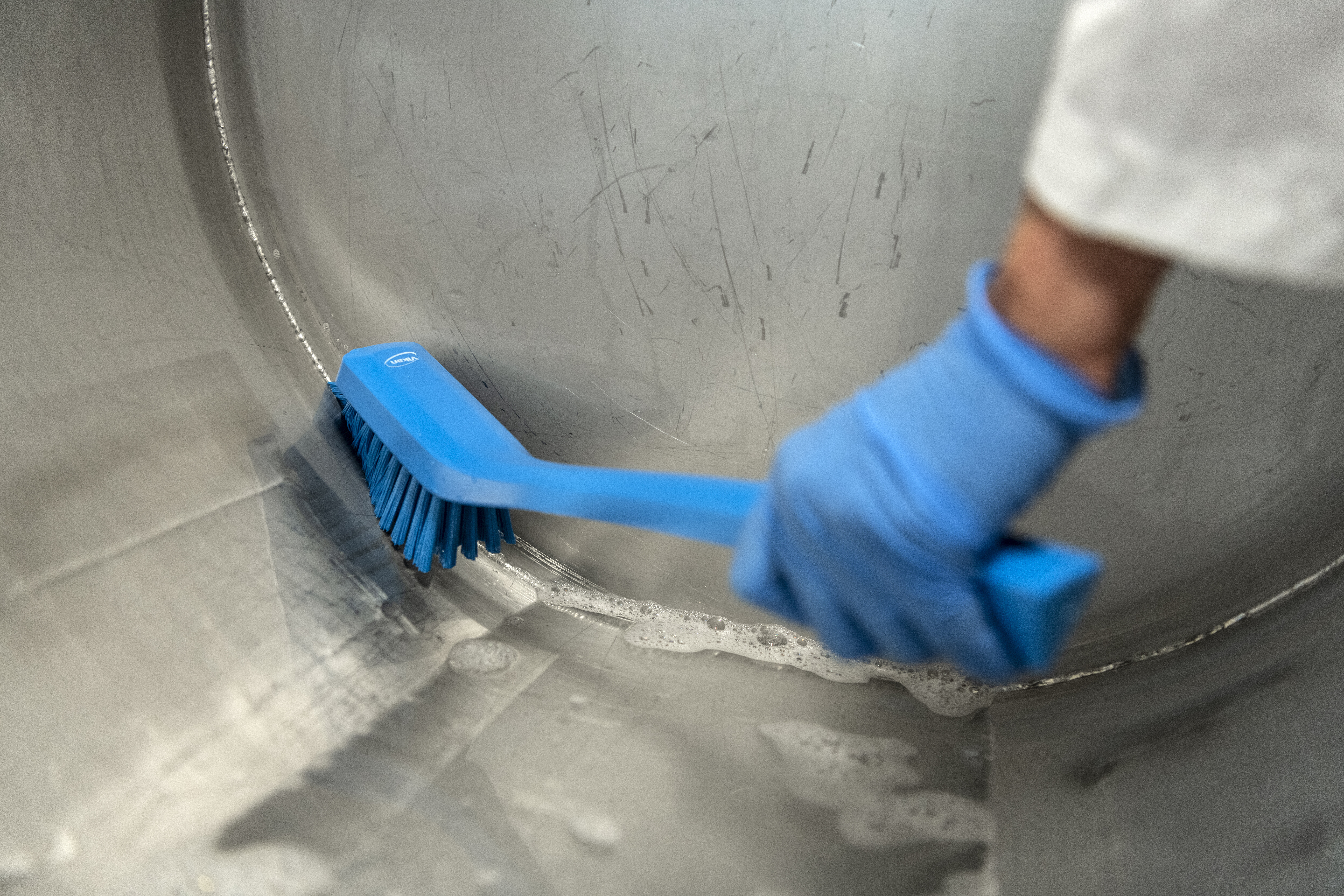 Vikan Narrow Cleaning Brush with Long Handle, 420 mm, Hard, Blue