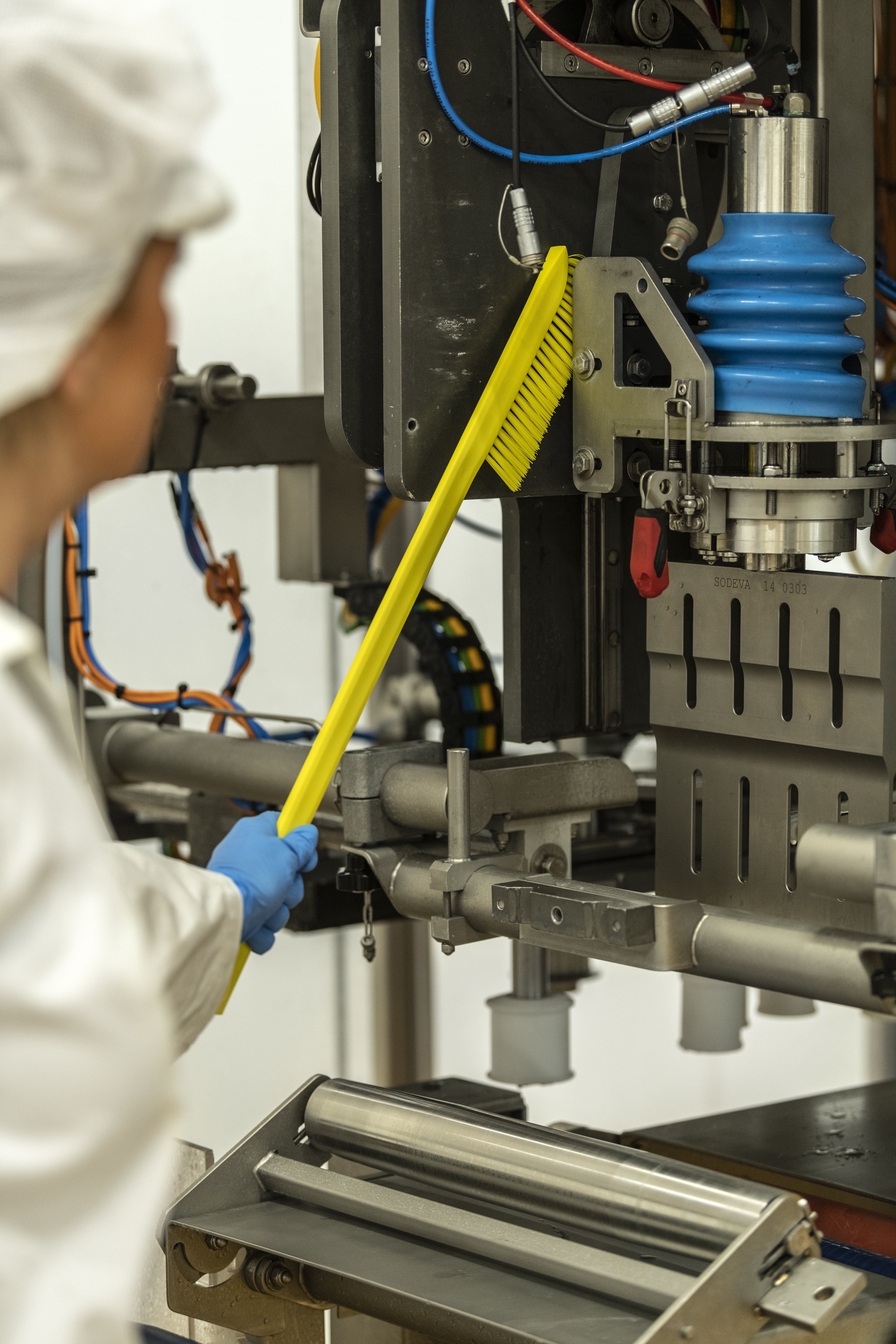 Vikan Ultra-Slim Cleaning Brush with Long Handle, 600 mm, Medium, Blue