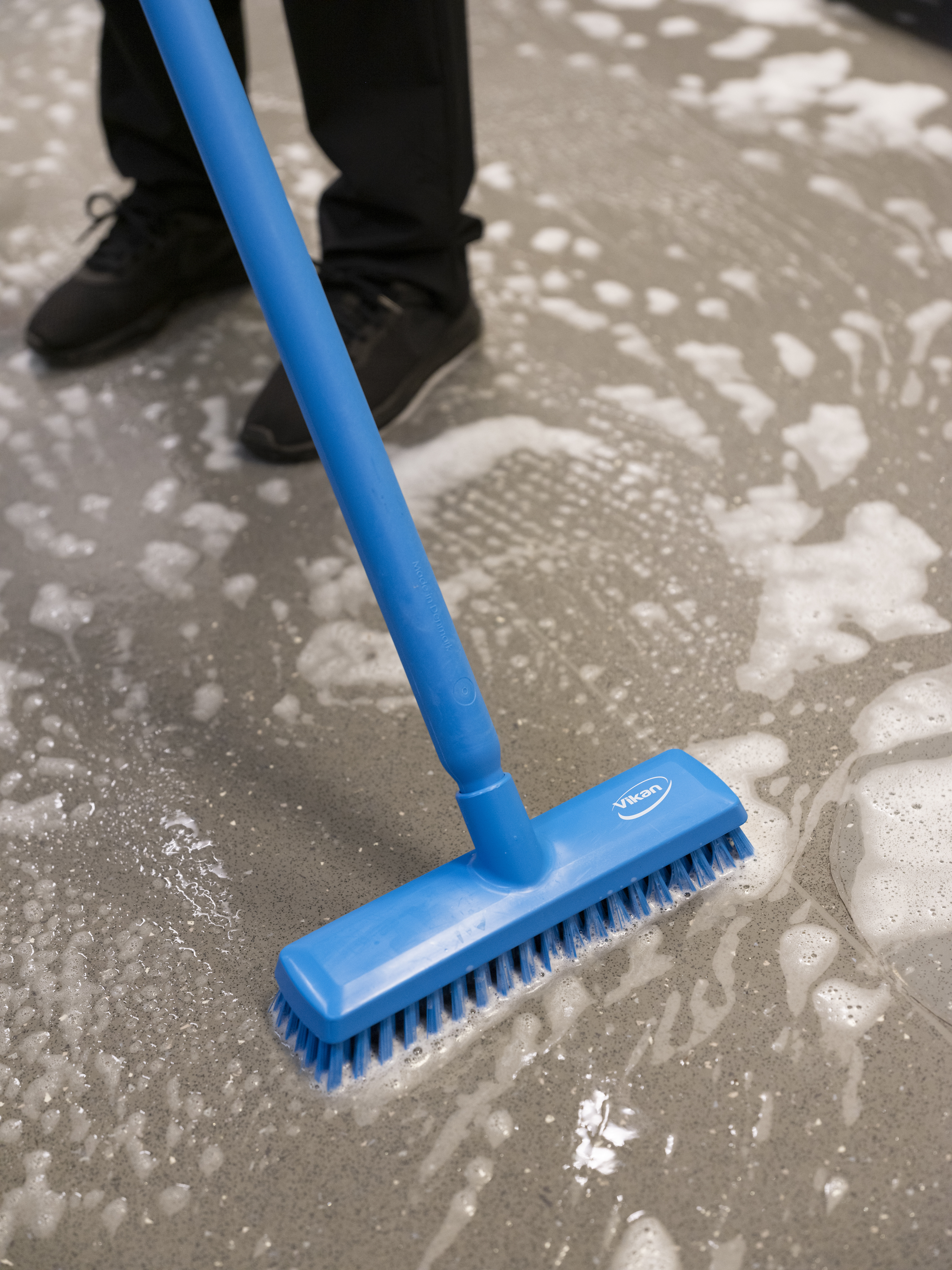 Vikan Deck Scrub, waterfed, 270 mm, Very hard, Blue