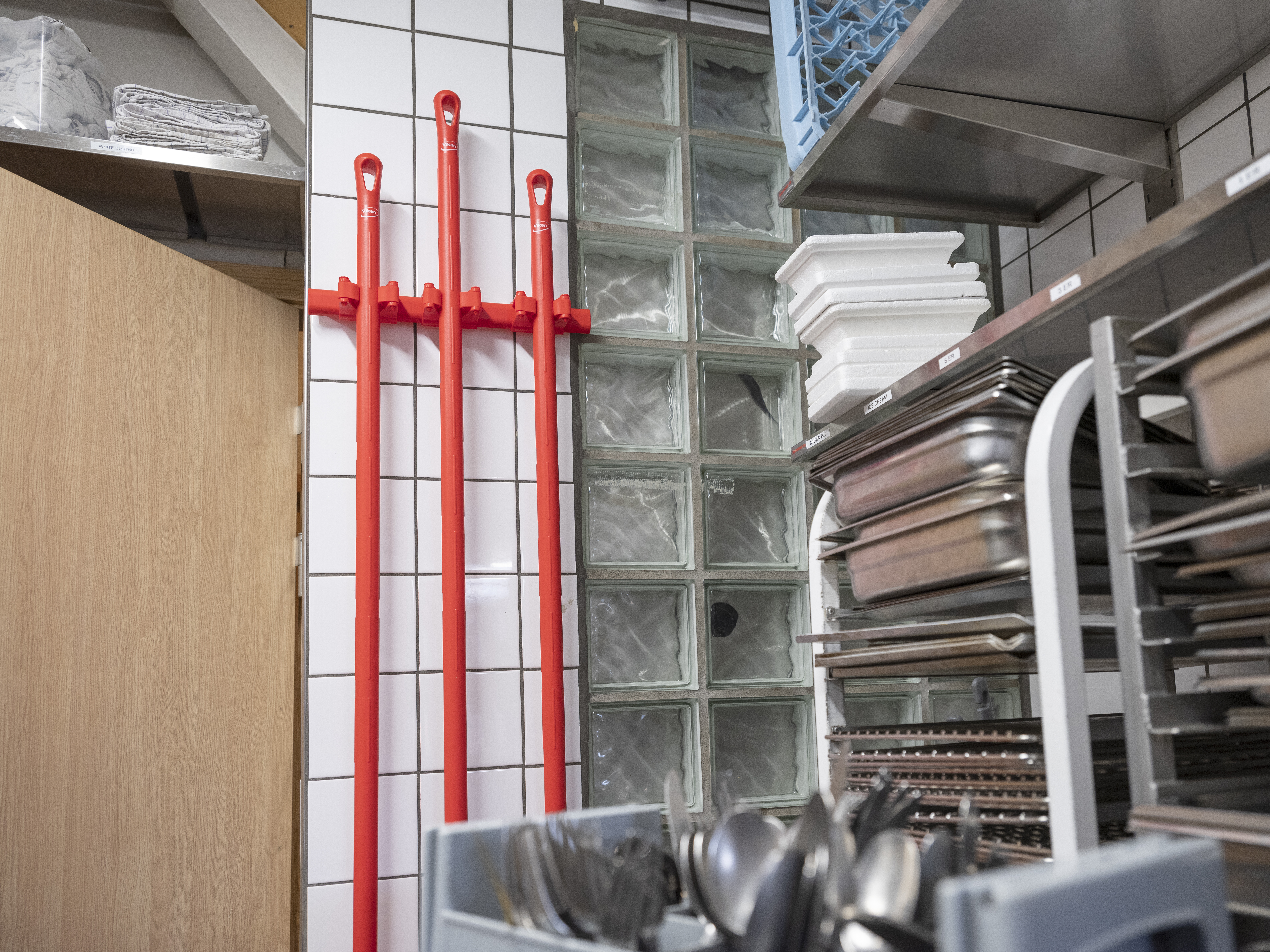 Vikan Hygienic Hi-Flex Wall Bracket System, 420 mm, Blue