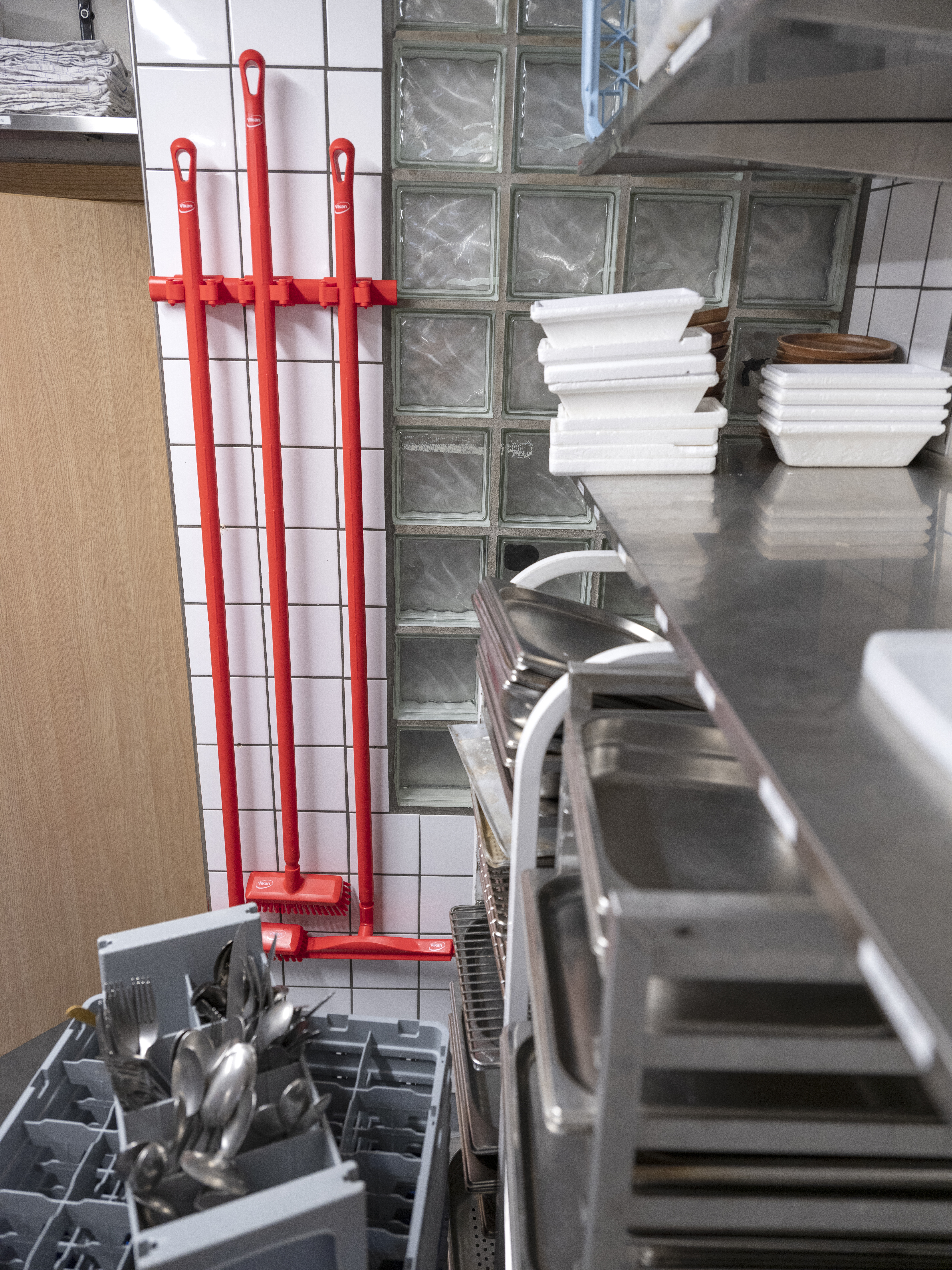 Vikan Hygienic Hi-Flex Wall Bracket System, 420 mm, Blue