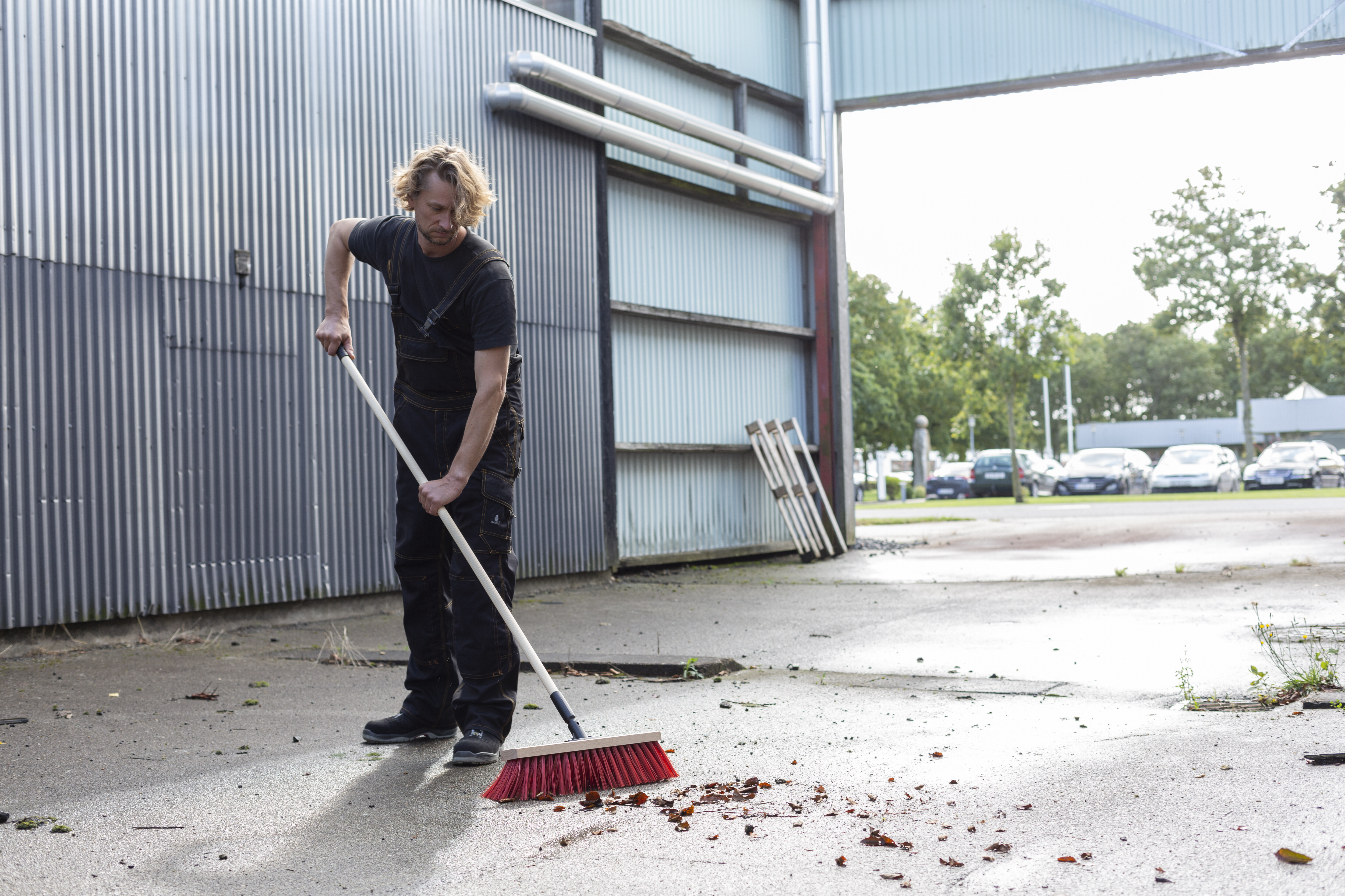 Vikan Street Broom w/Thread for Handle, FSC™ 100% PBN-COC-059222, 540 mm, Hard, Wood