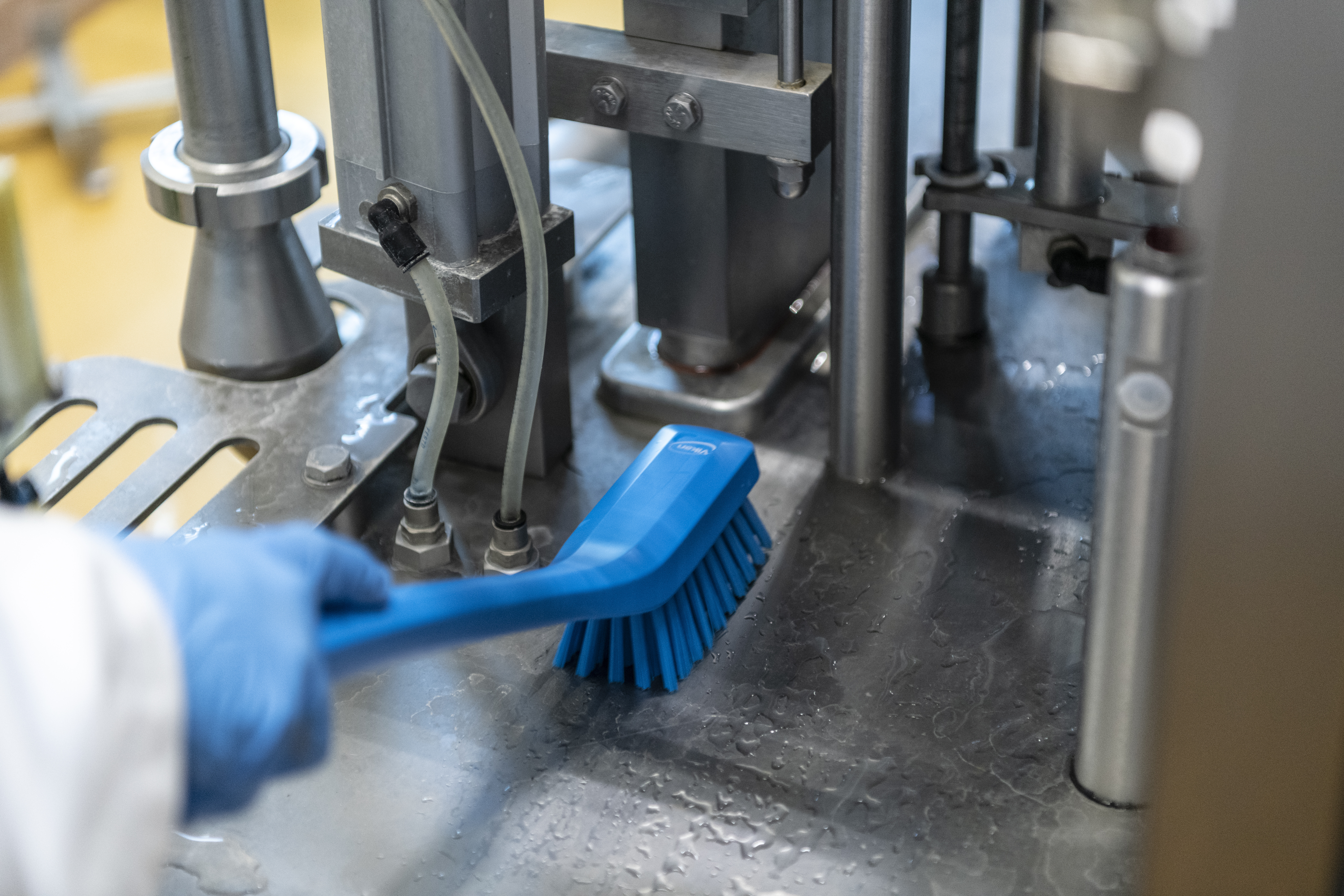 Vikan Narrow Cleaning Brush with Long Handle, 420 mm, Hard, Blue