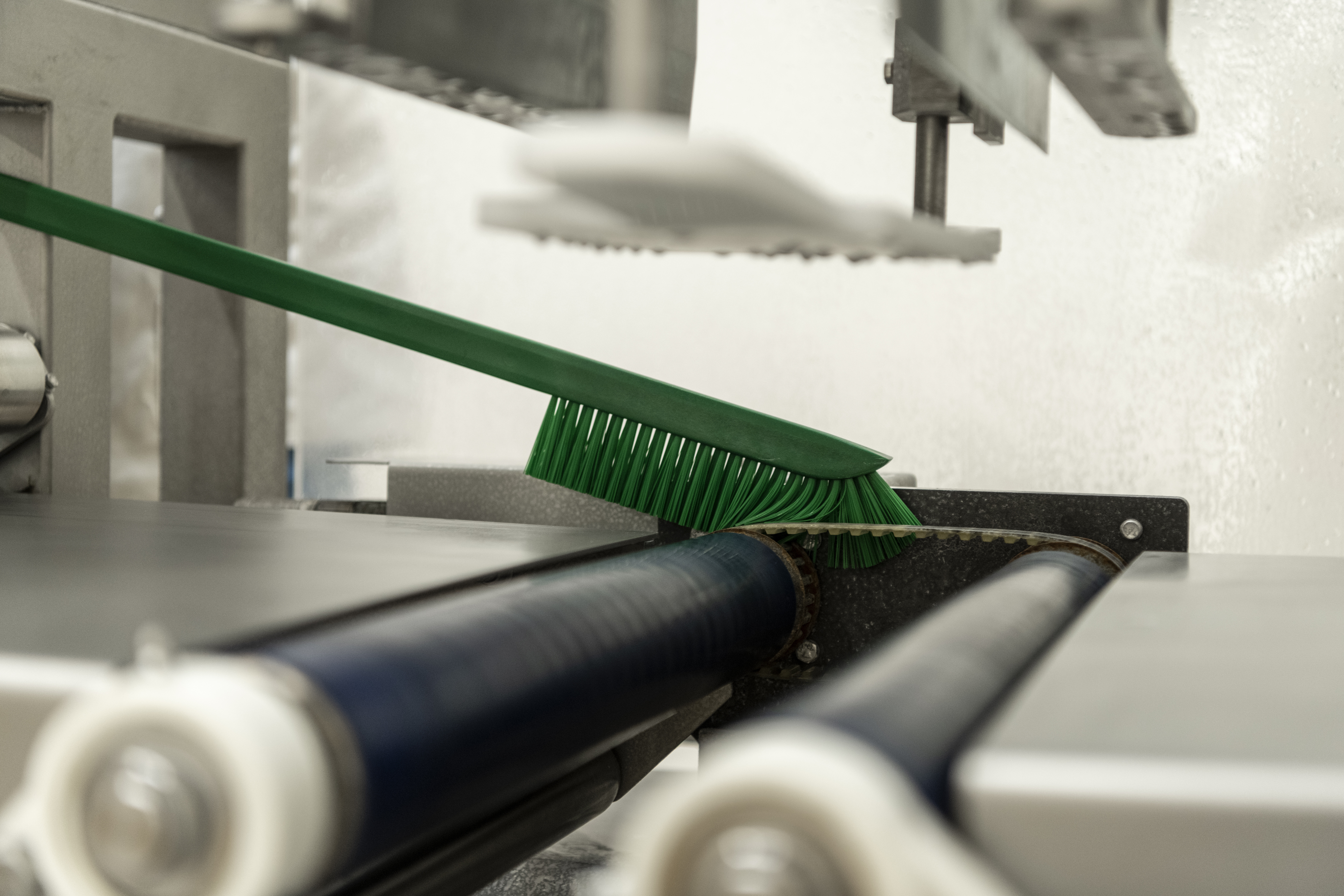 Vikan Ultra-Slim Cleaning Brush with Long Handle, 600 mm, Medium, Blue