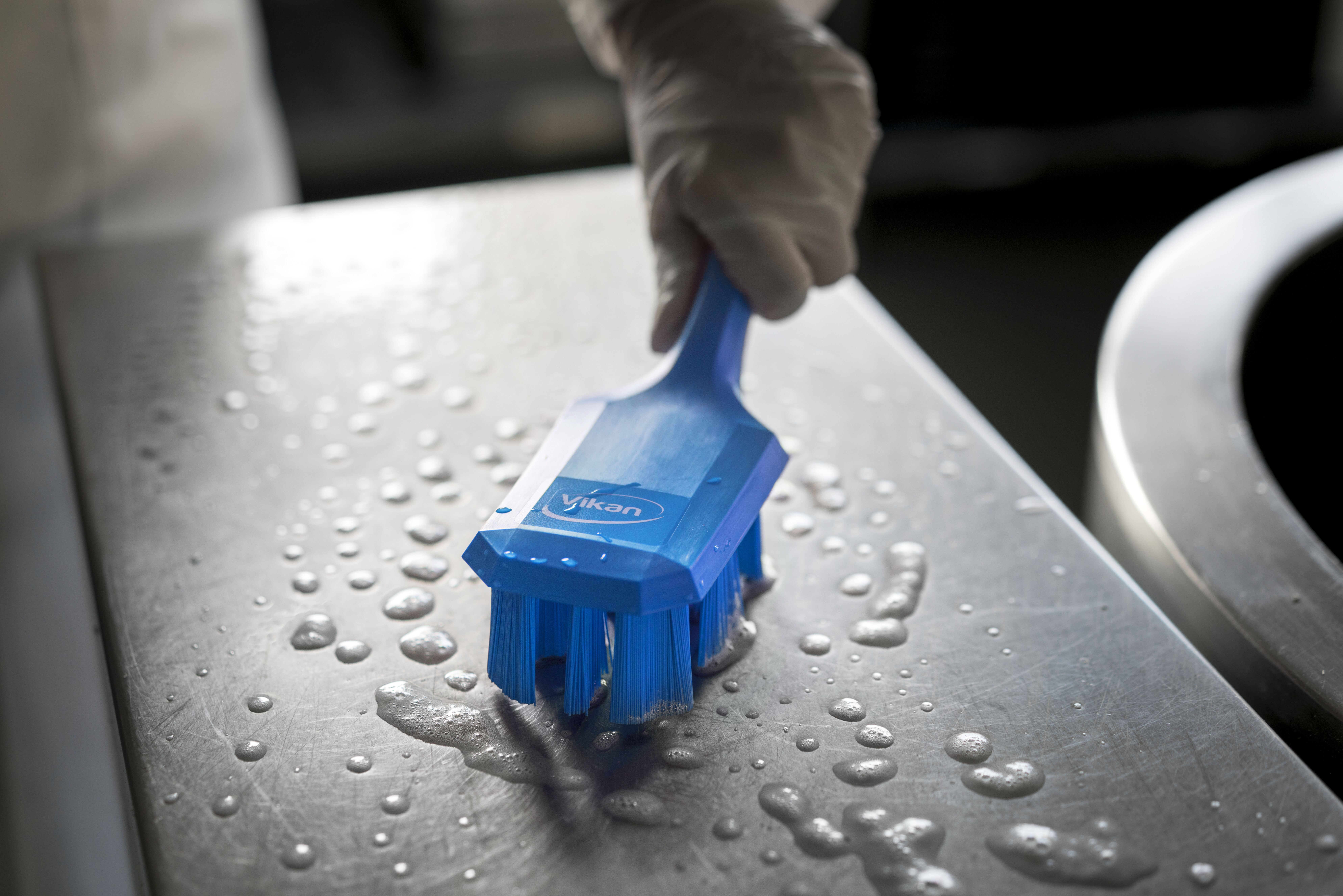 Vikan UST Hand Brush w/short handle, 260 mm, Hard, Blue