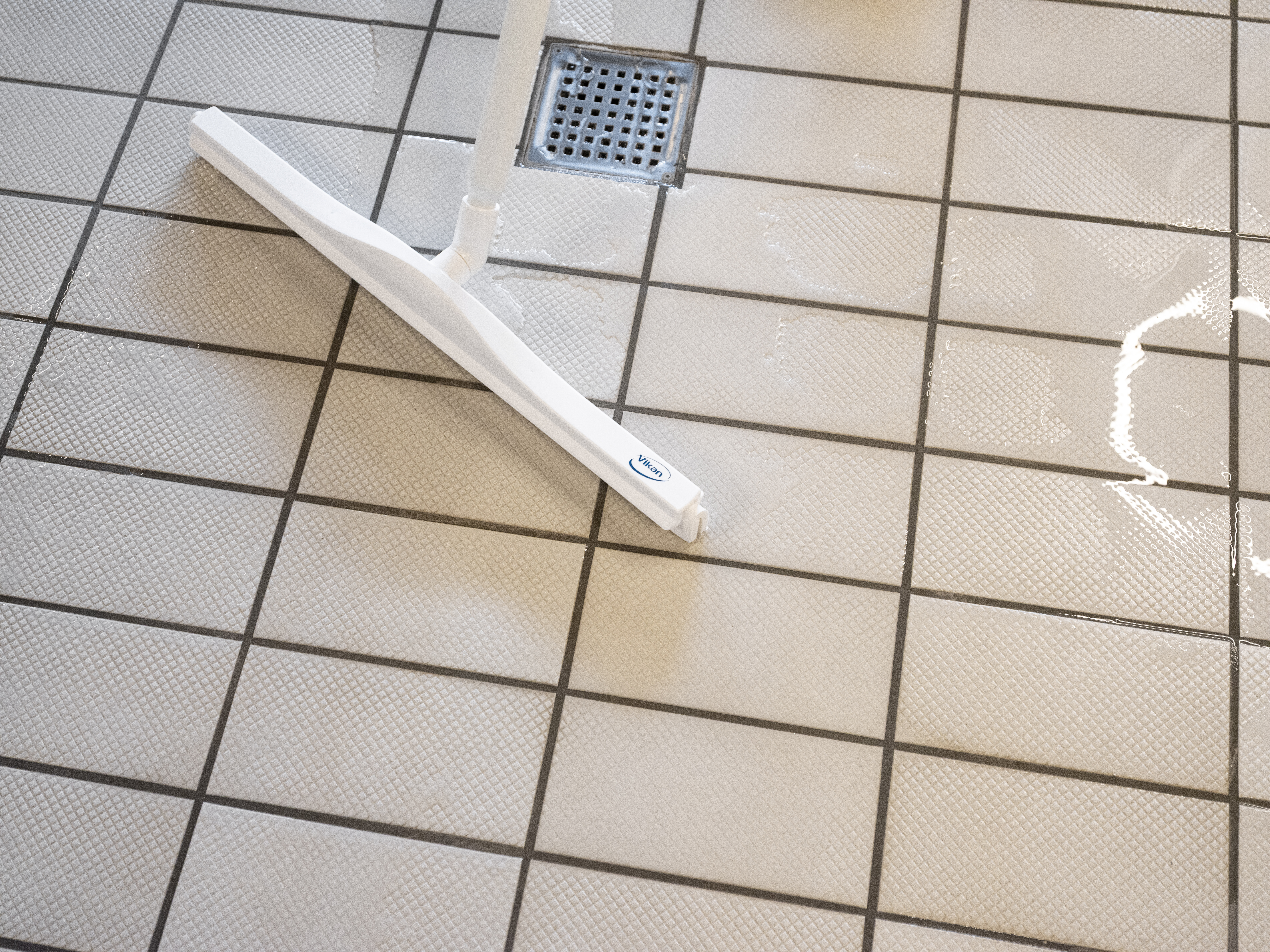 Vikan Hygienic Revolving Neck  Squeegee w/replacement cassette, 600 mm, Blue