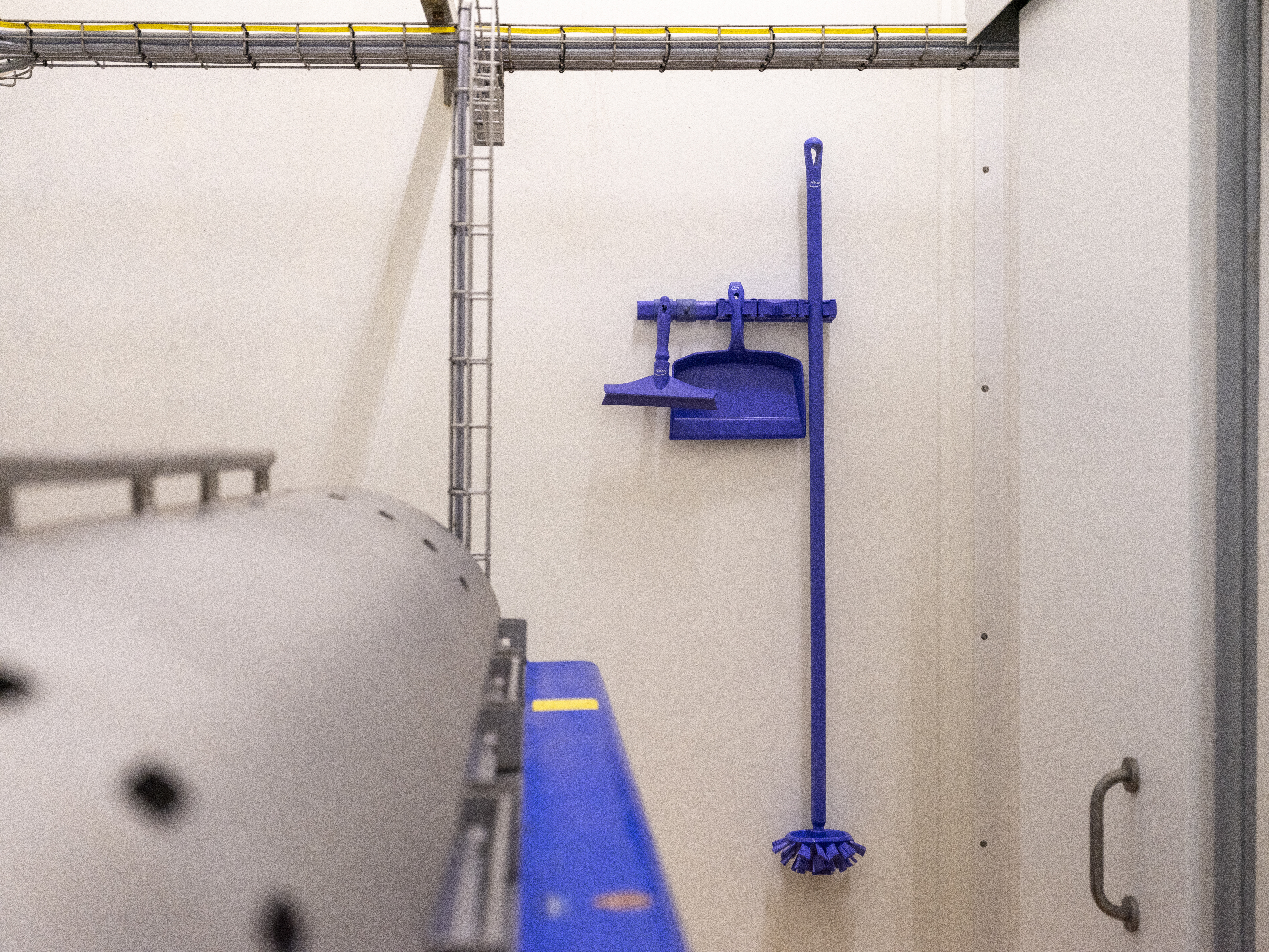 Vikan Hygienic Hi-Flex Wall Bracket System, 420 mm, Blue