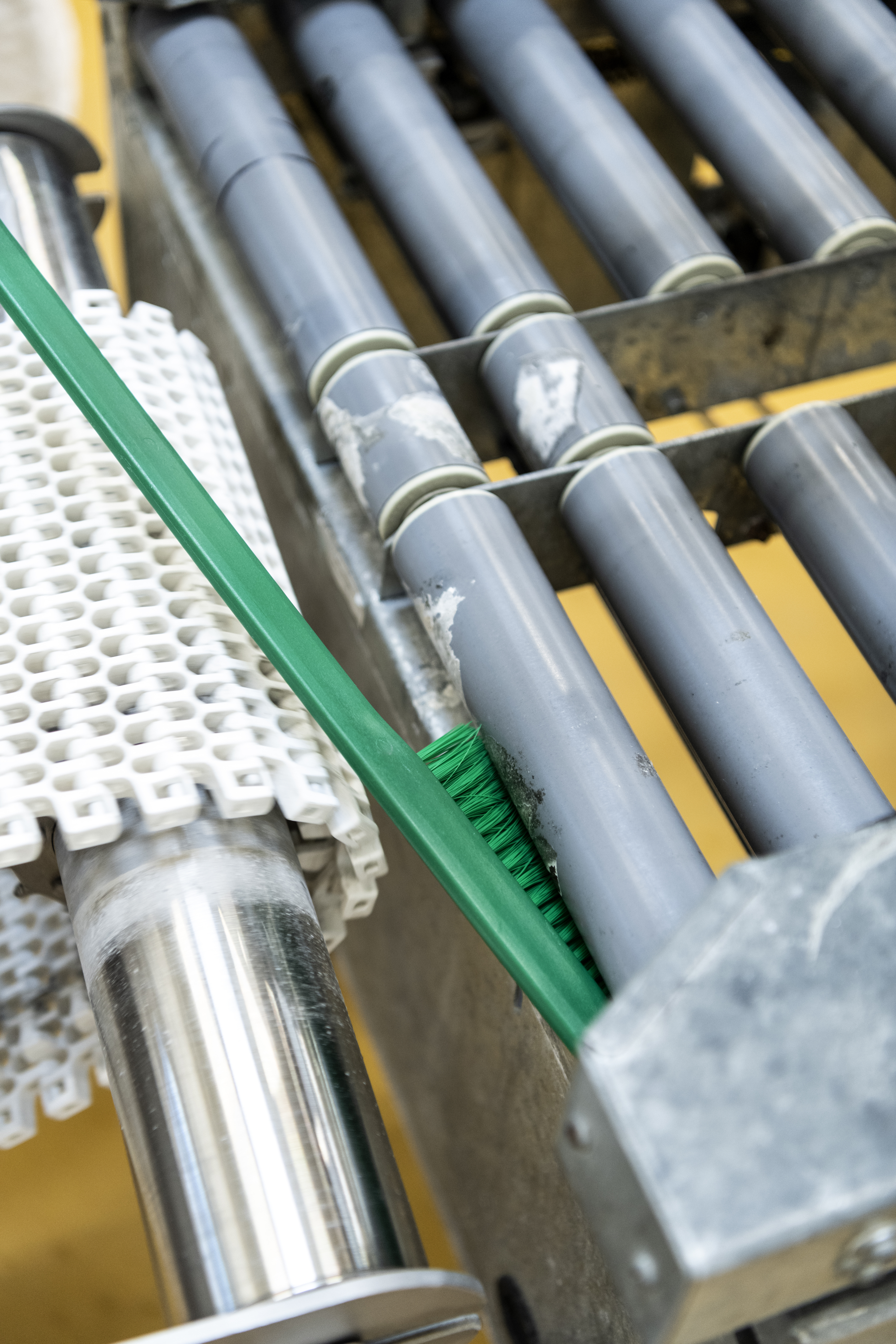 Vikan Ultra-Slim Cleaning Brush with Long Handle, 600 mm, Medium, Blue