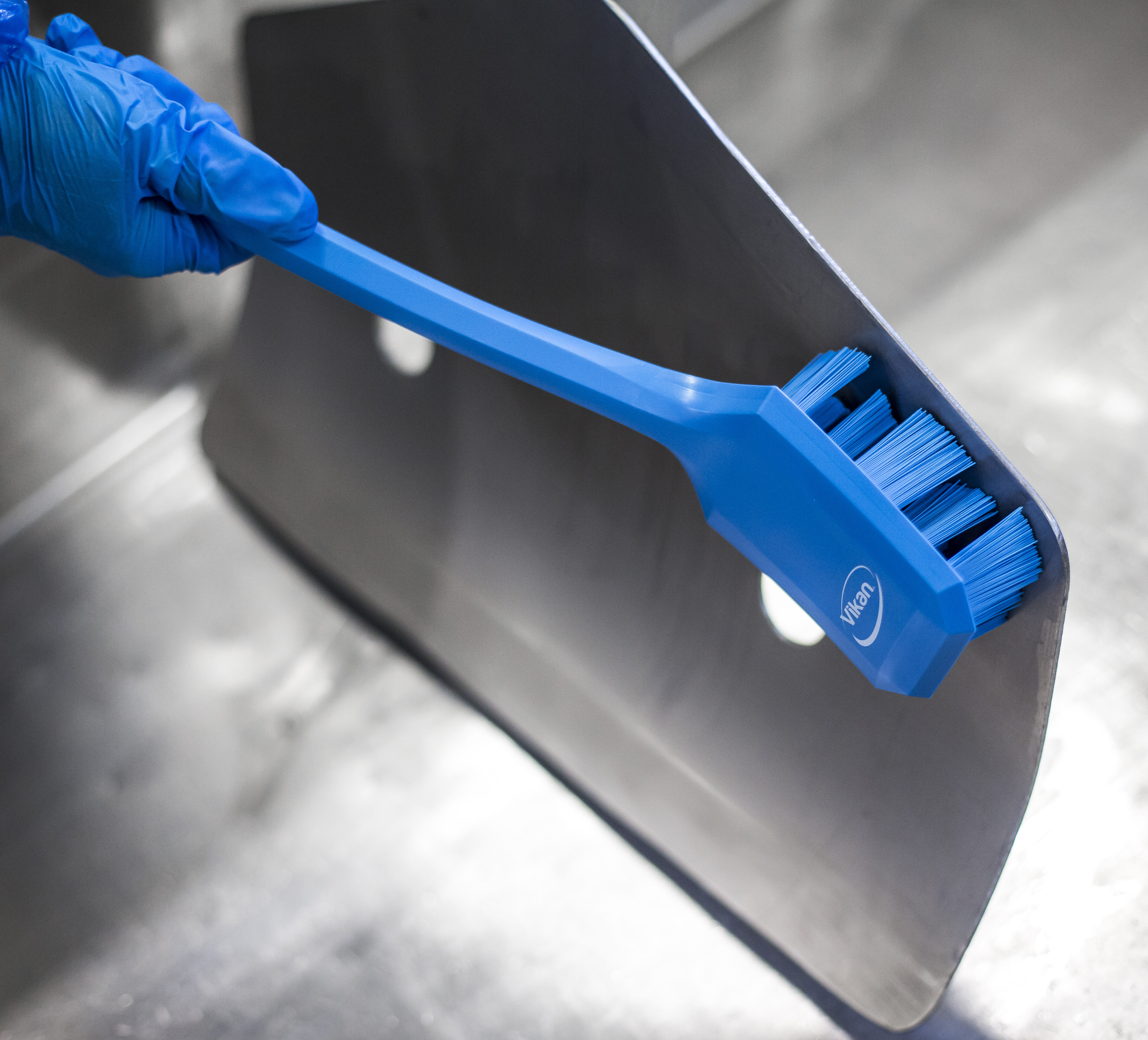 Vikan UST Hand Brush w/long Handle, 395 mm, Hard, Blue