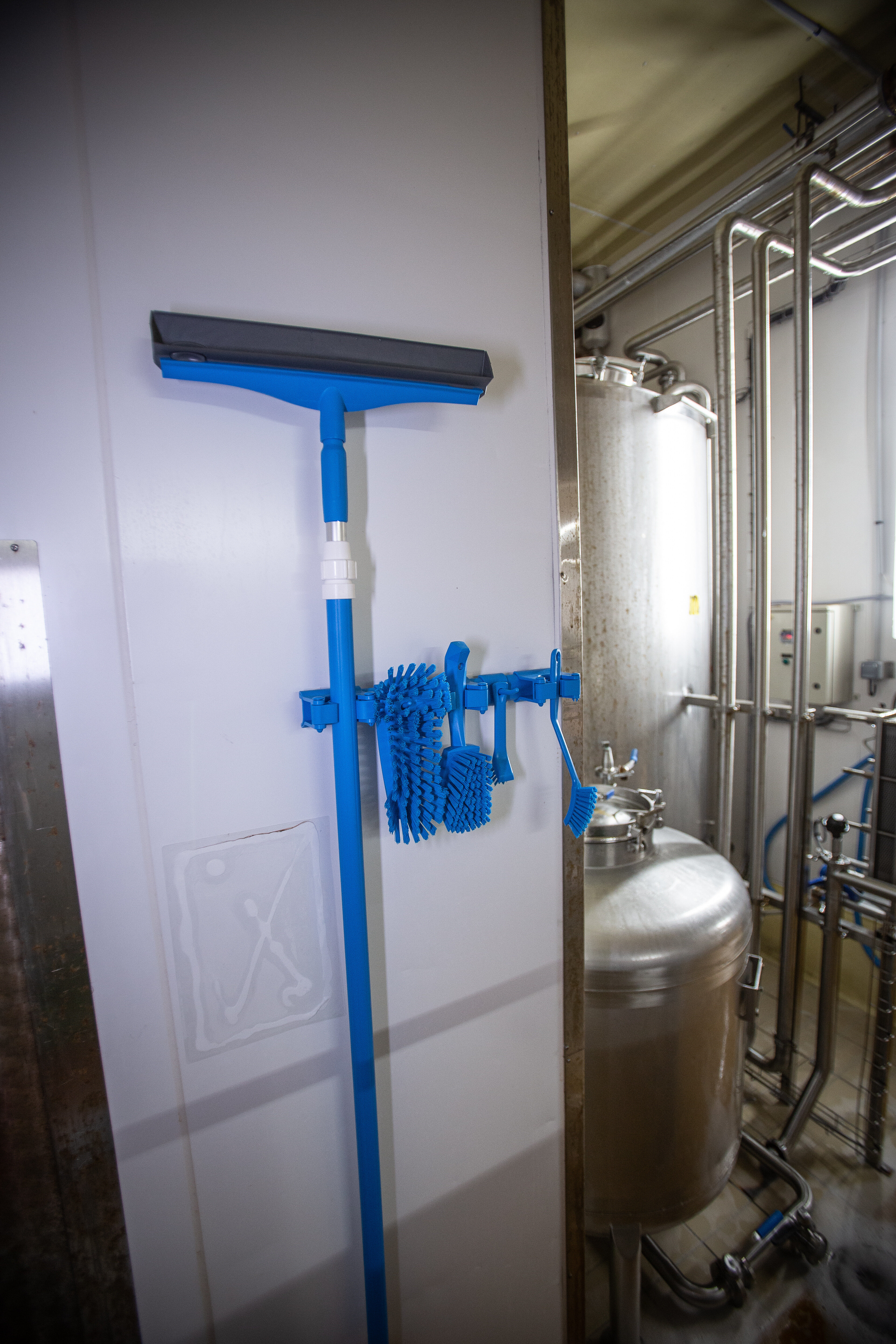 Vikan Aluminum Telescopic Handle, waterfed, w/Metal Nozzle (Q), 1600 - 2780 mm, Ø32 mm, Blue