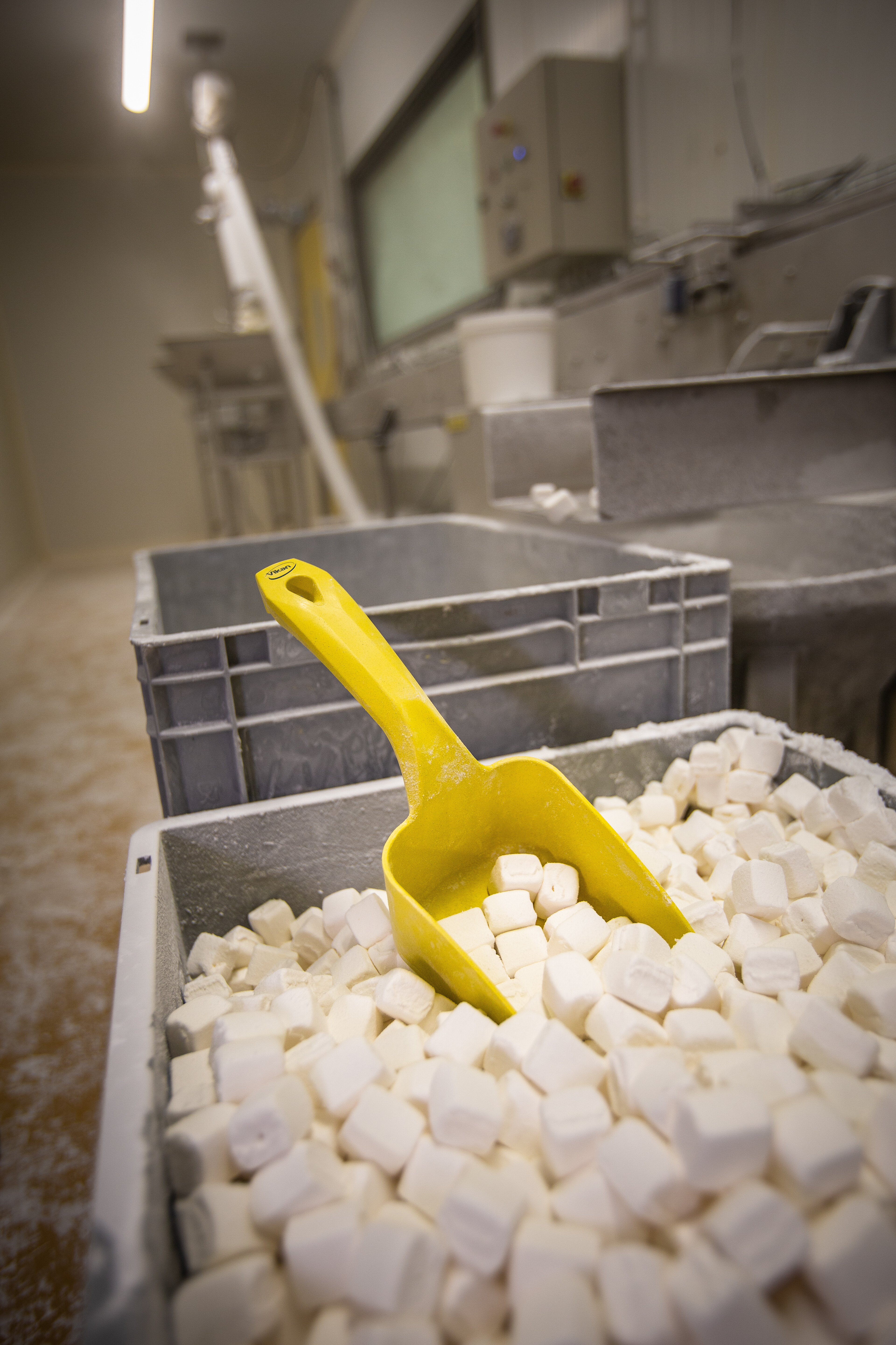 Vikan Hand Scoop, Metal Detectable, 2 Litre, Blue