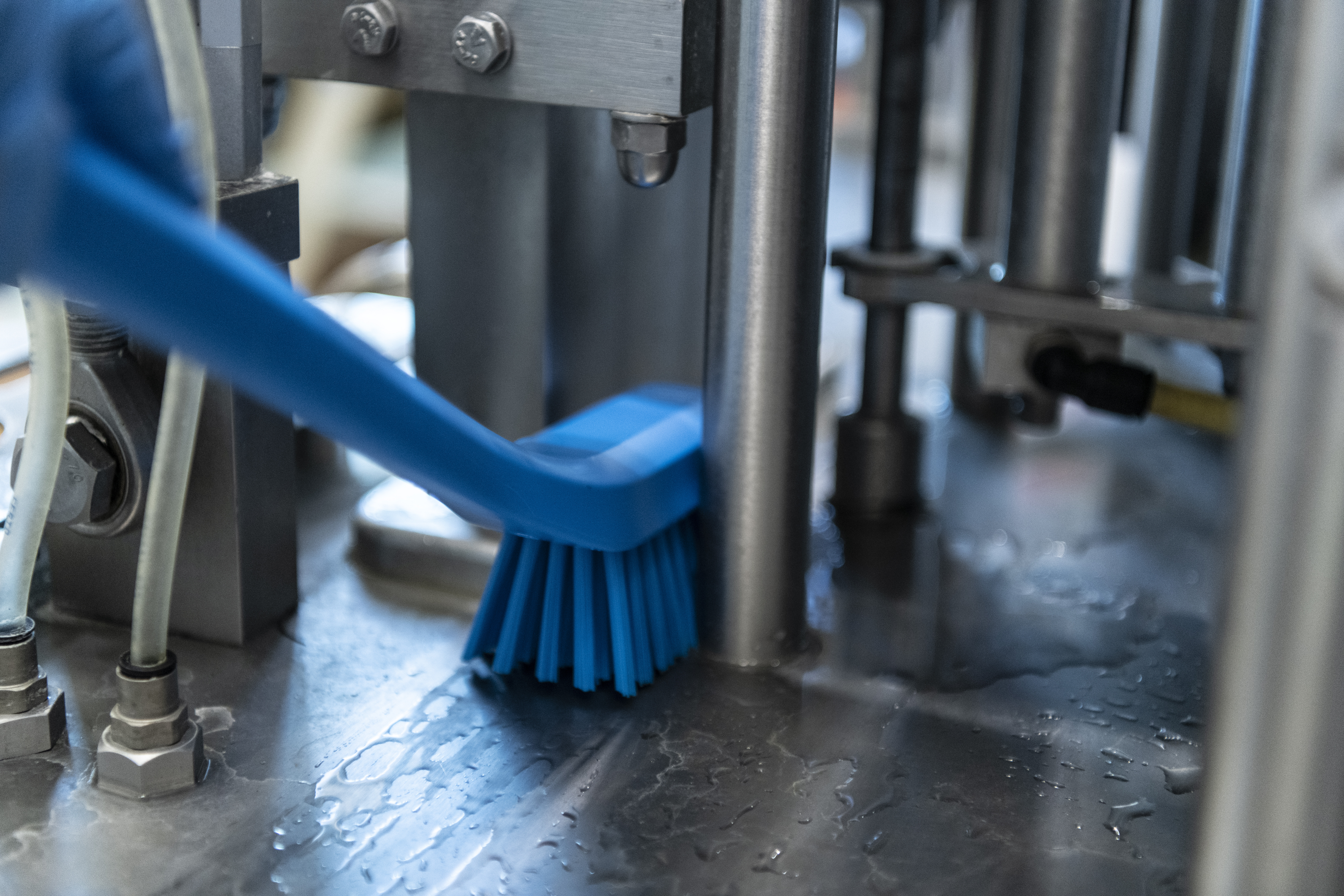 Vikan Narrow Cleaning Brush with Long Handle, 420 mm, Hard, Blue