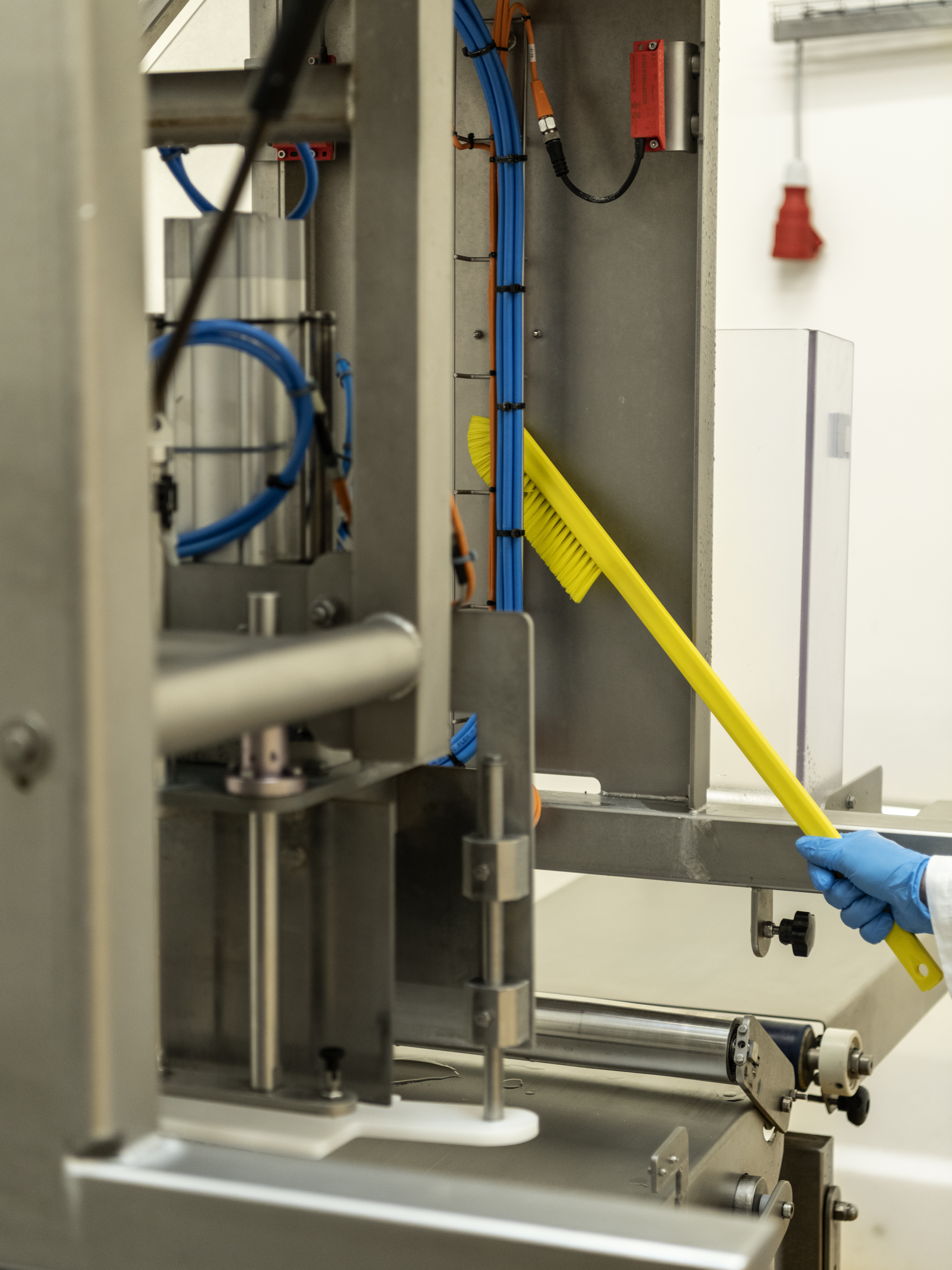 Vikan Ultra-Slim Cleaning Brush with Long Handle, 600 mm, Medium, Blue