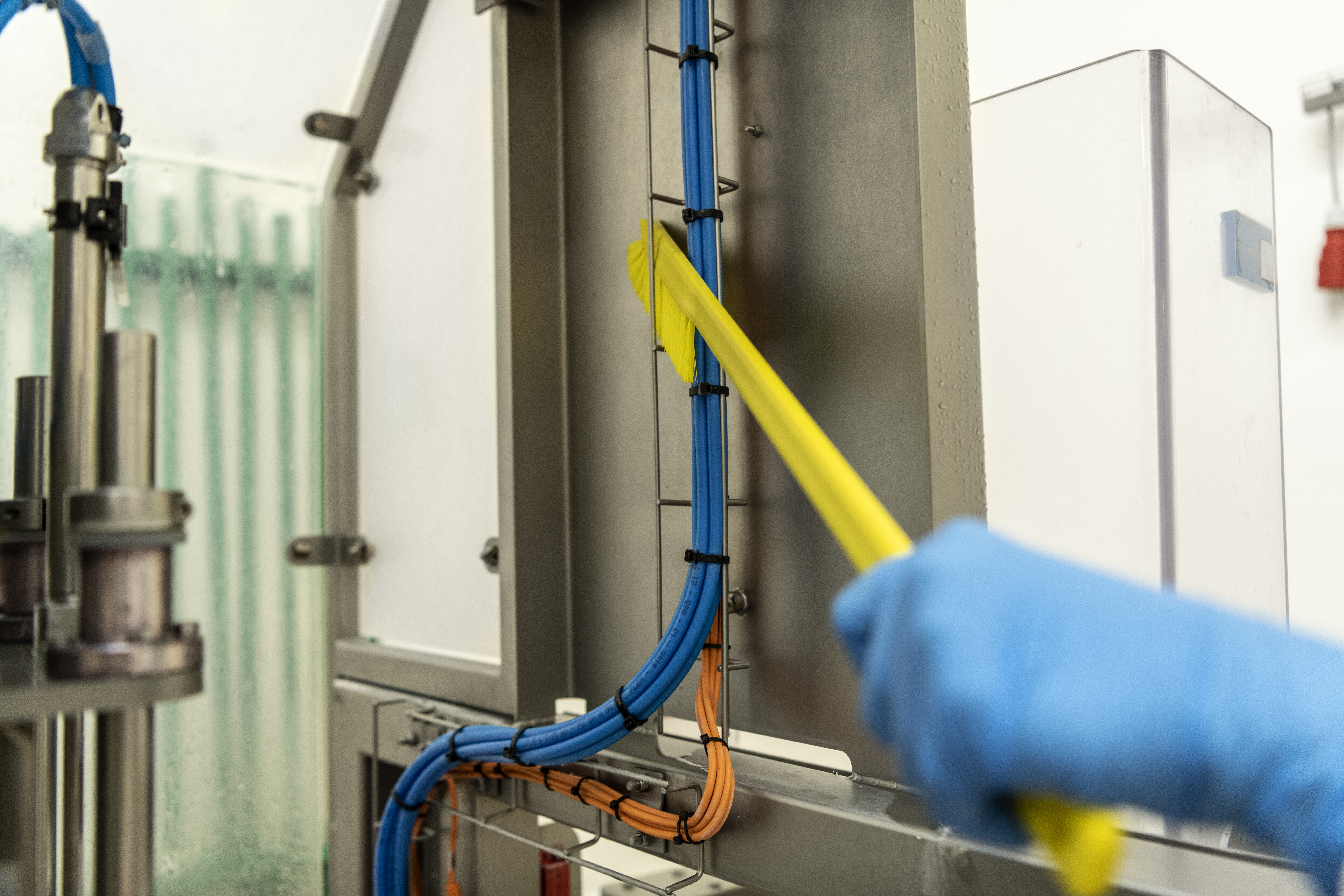 Vikan Ultra-Slim Cleaning Brush with Long Handle, 600 mm, Medium, Blue