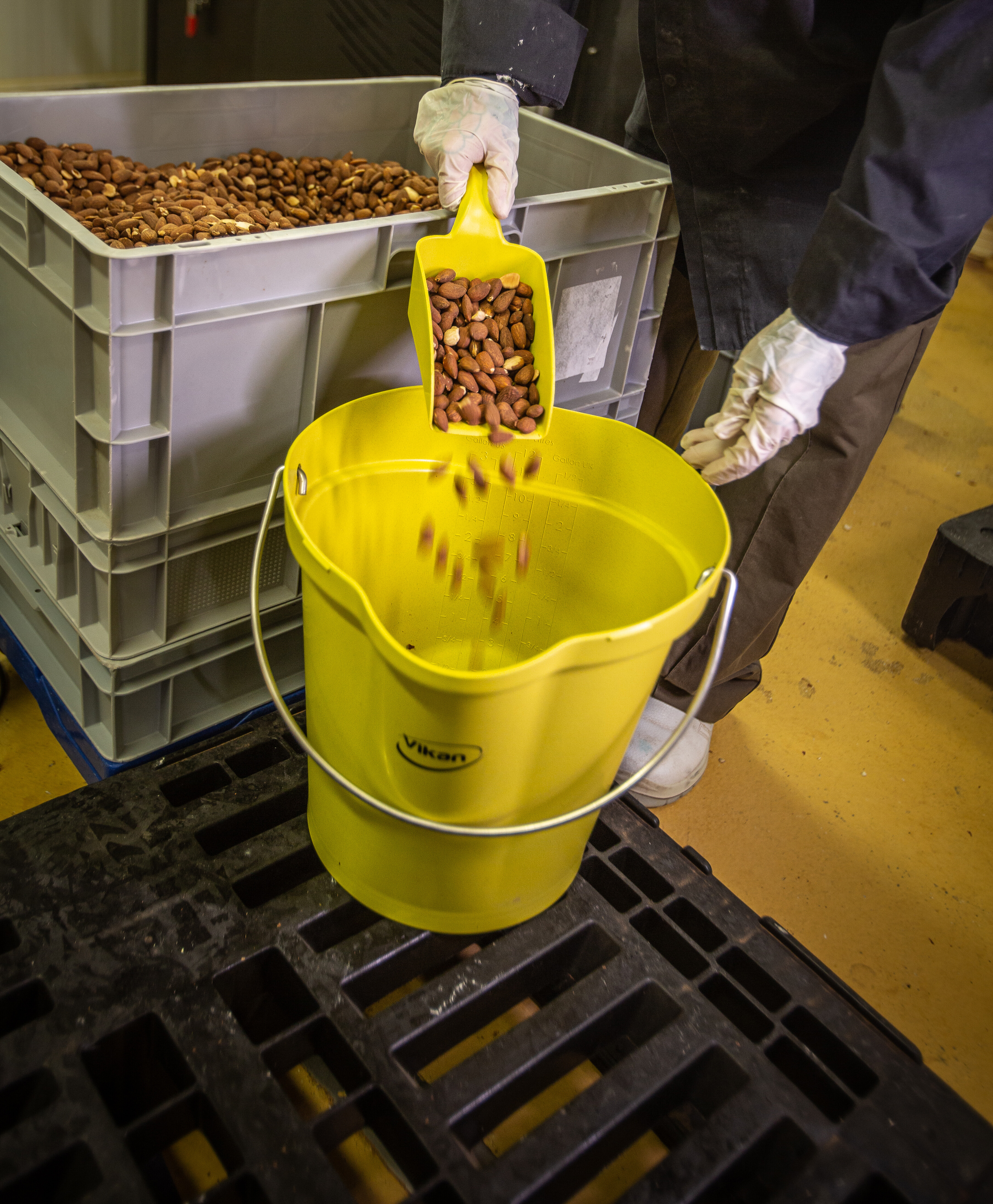 Vikan Hand Scoop, Metal Detectable, 2 Litre, Blue