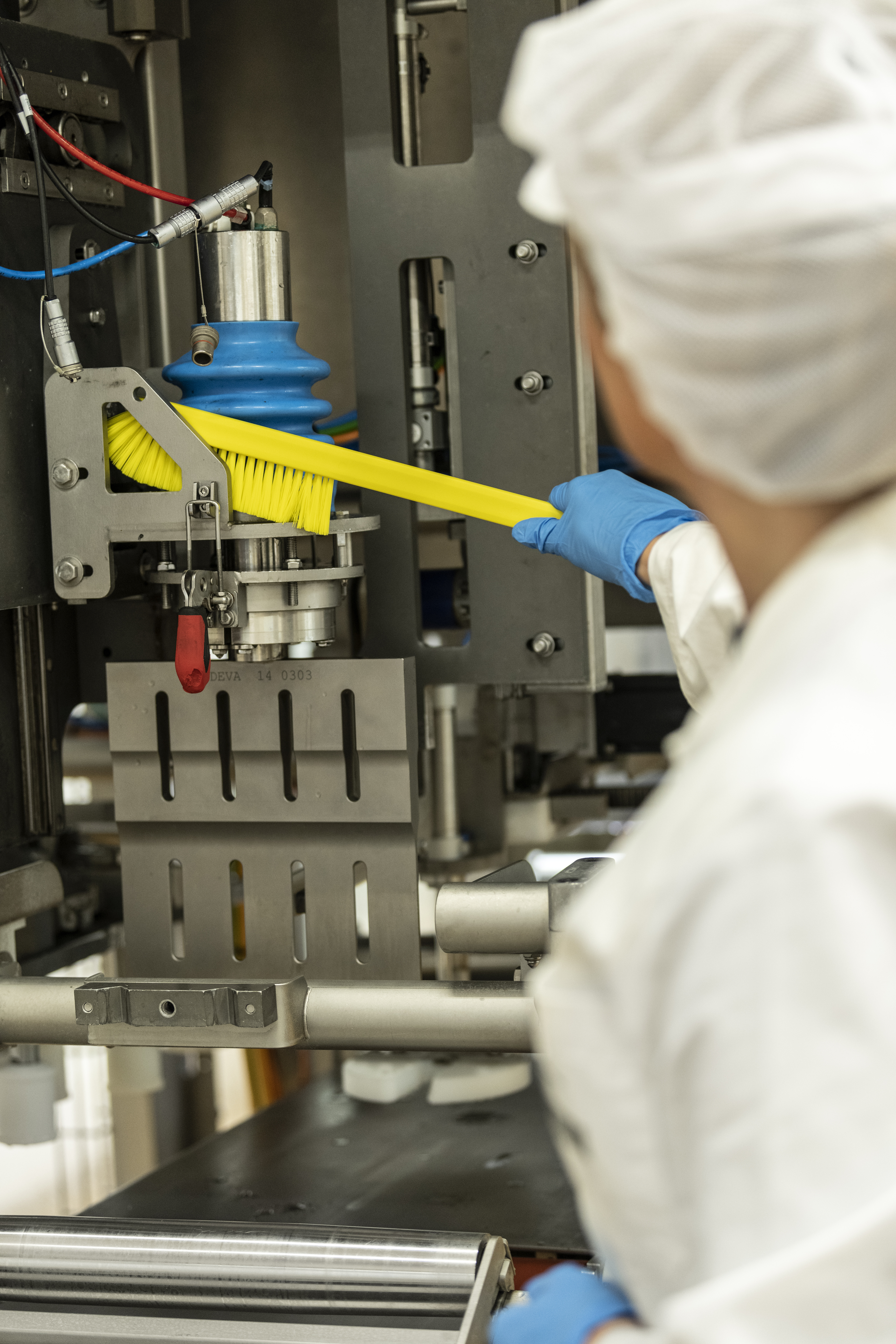 Vikan Ultra-Slim Cleaning Brush with Long Handle, 600 mm, Medium, Blue