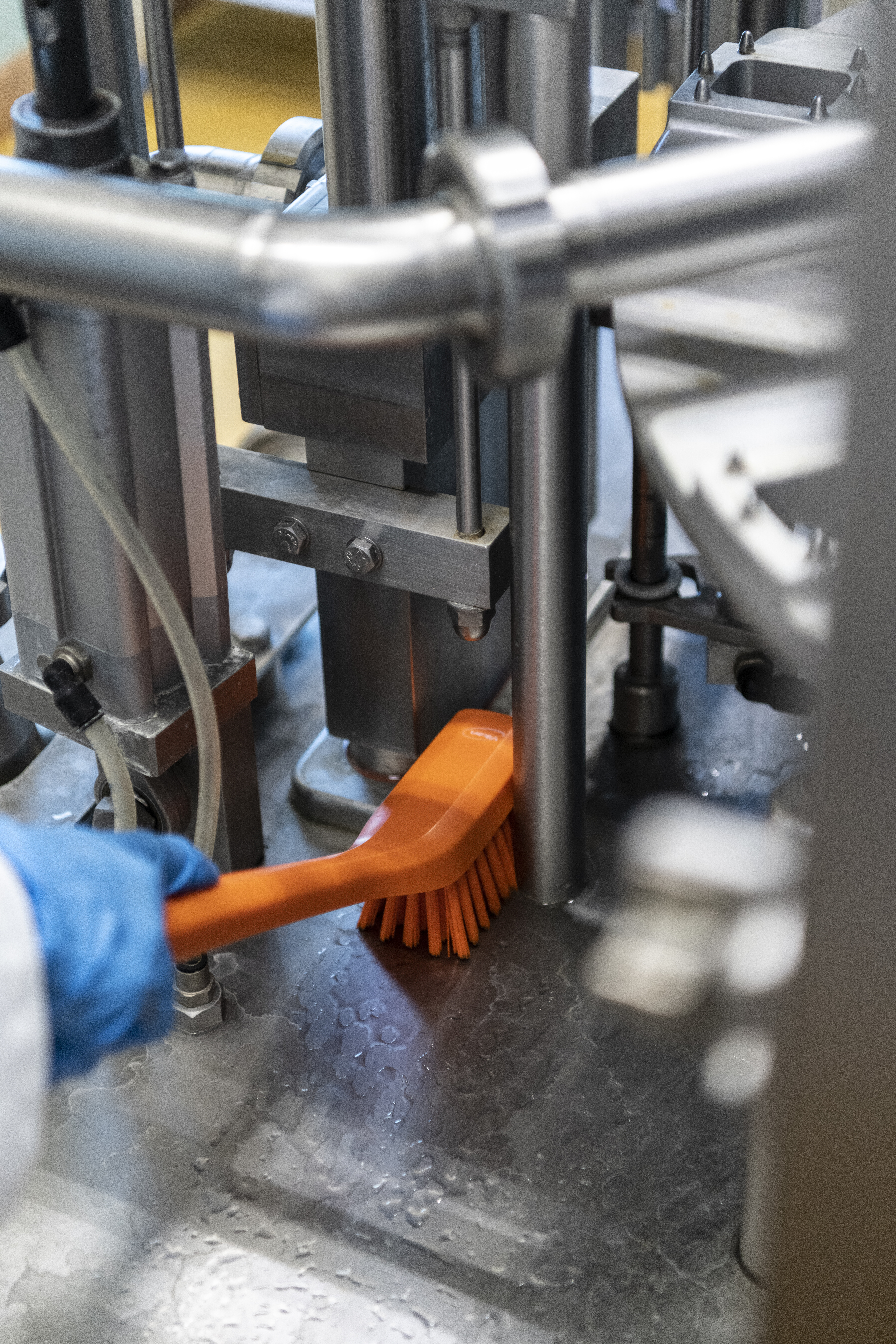 Vikan Narrow Cleaning Brush with Long Handle, 420 mm, Hard, Blue