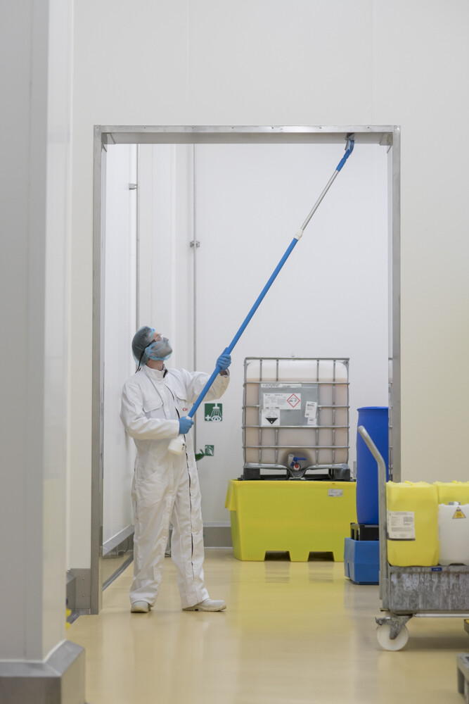 Vikan Aluminum Telescopic Handle, waterfed, w/Metal Nozzle (Q), 1600 - 2780 mm, Ø32 mm, Blue