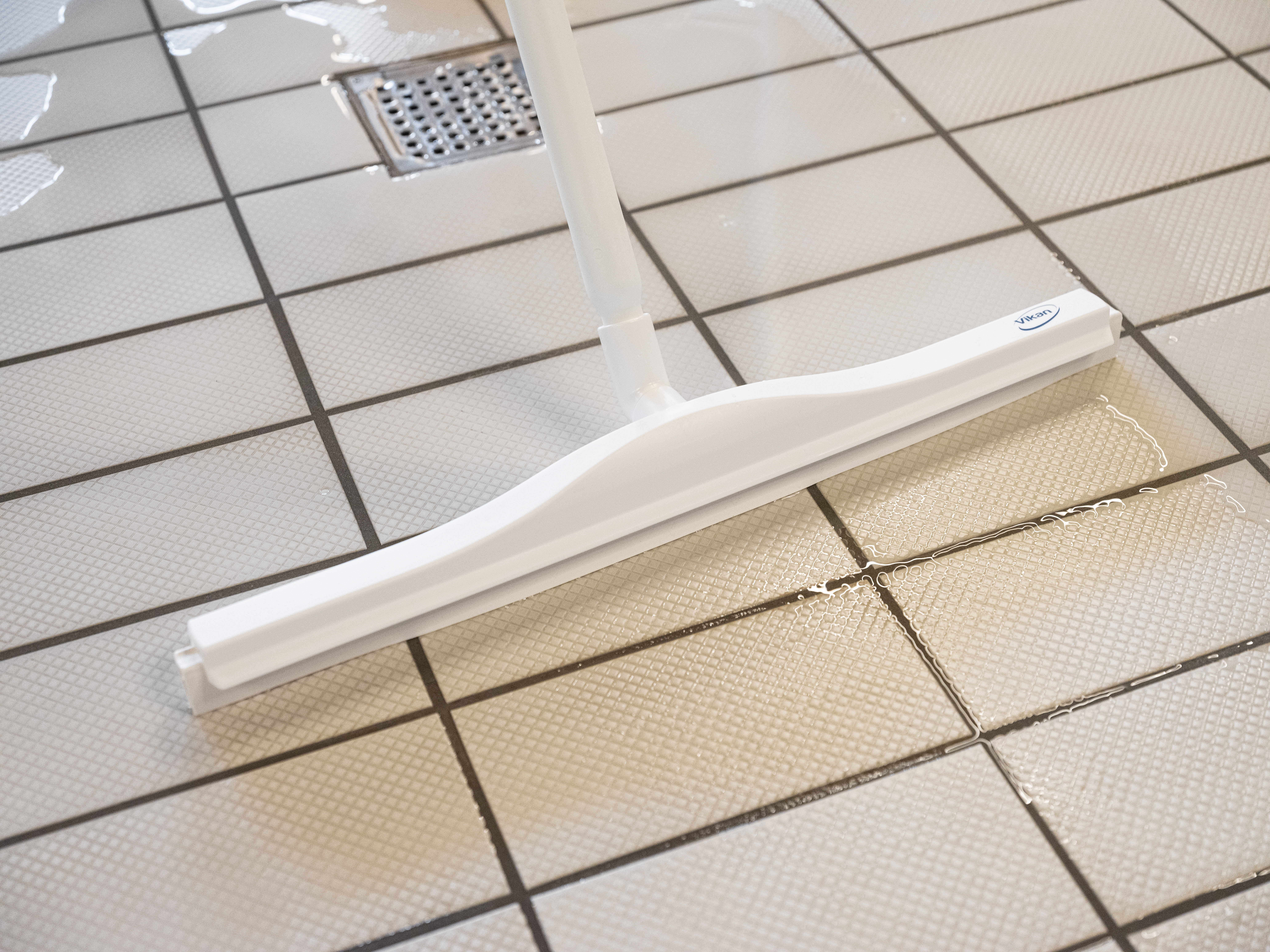 Vikan Hygienic Revolving Neck  Squeegee w/replacement cassette, 600 mm, Blue