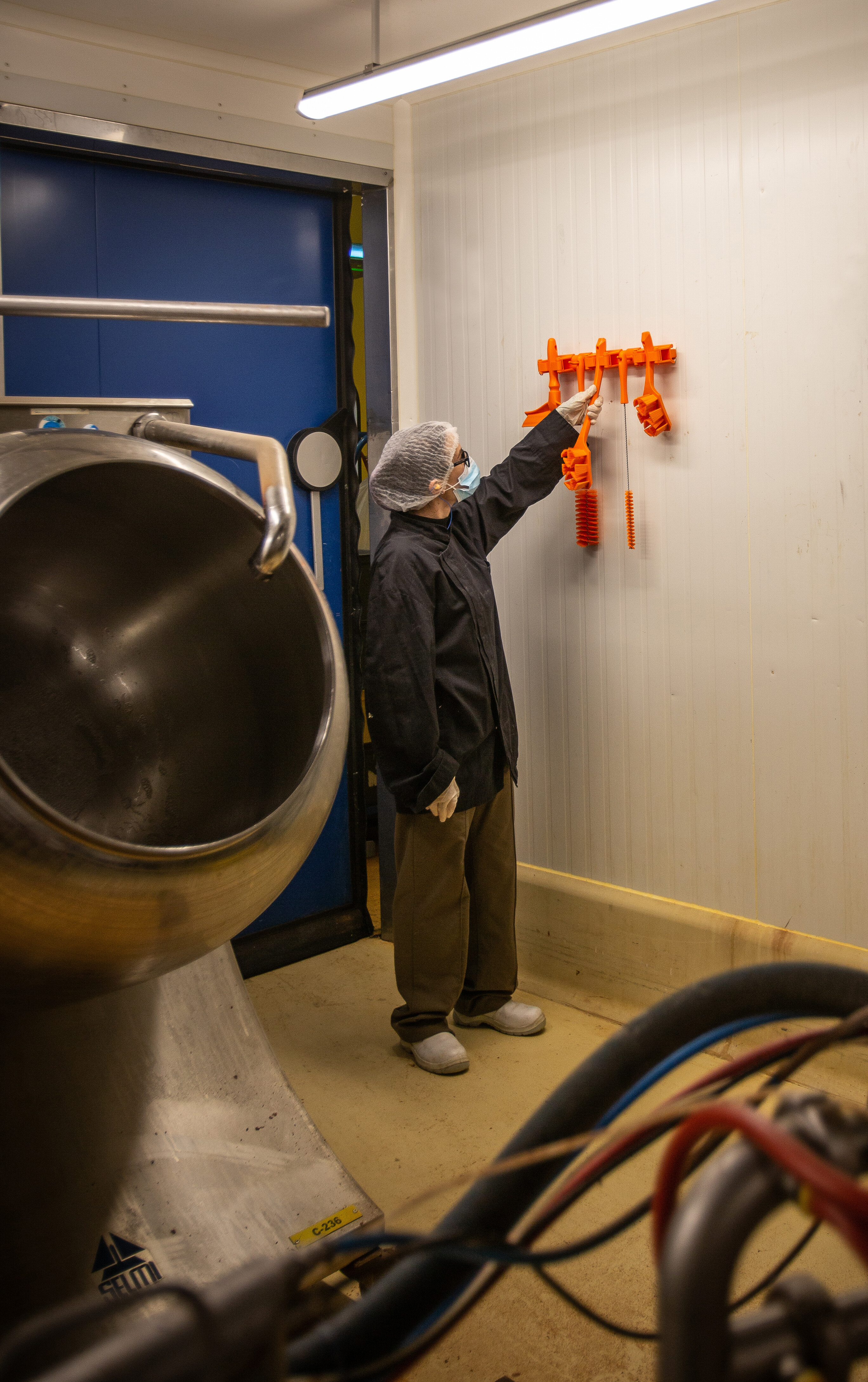 Vikan Hygienic Hi-Flex Wall Bracket System, 420 mm, Blue