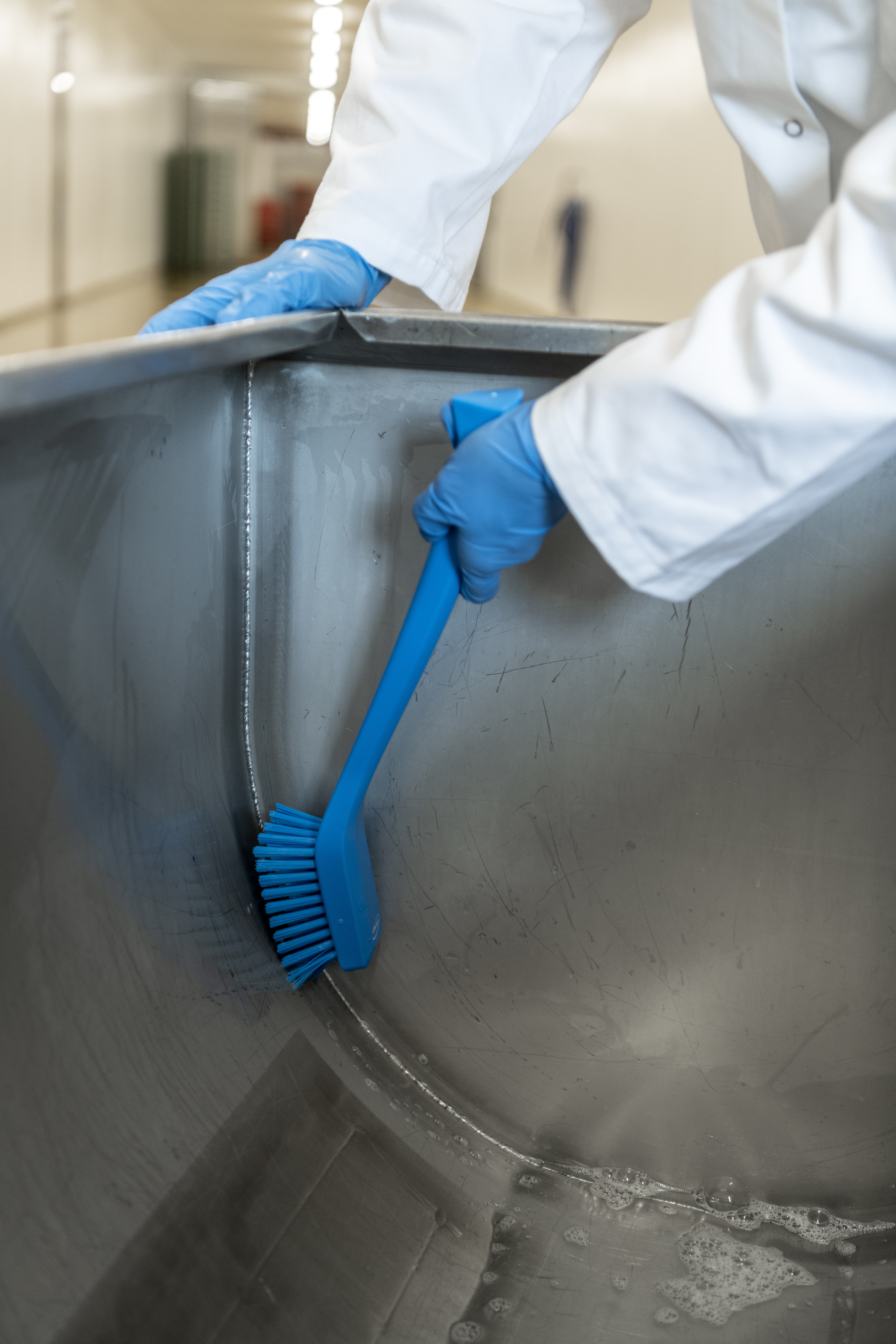 Vikan Narrow Cleaning Brush with Long Handle, 420 mm, Hard, Blue