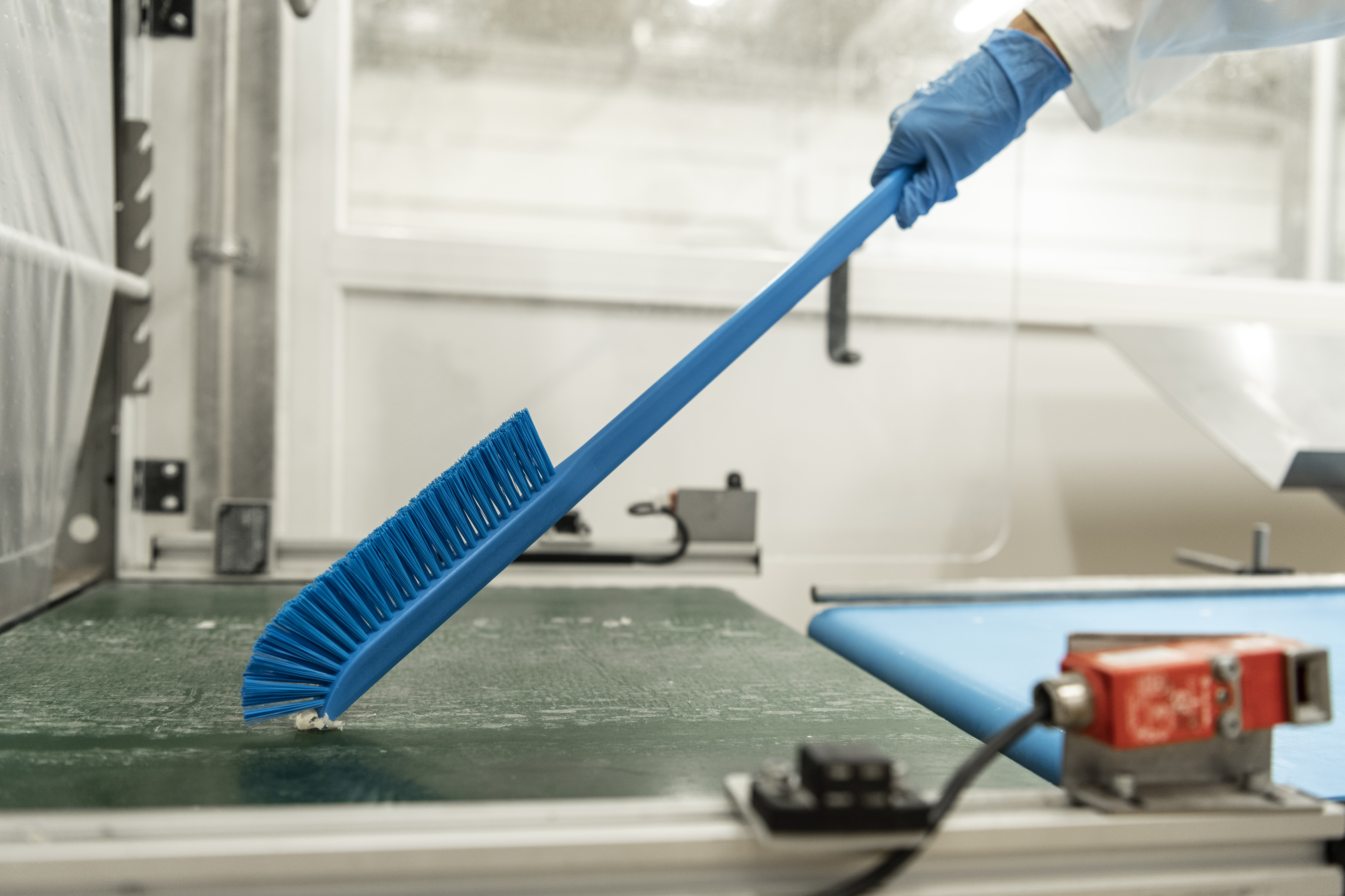 Vikan Ultra-Slim Cleaning Brush with Long Handle, 600 mm, Medium, Blue