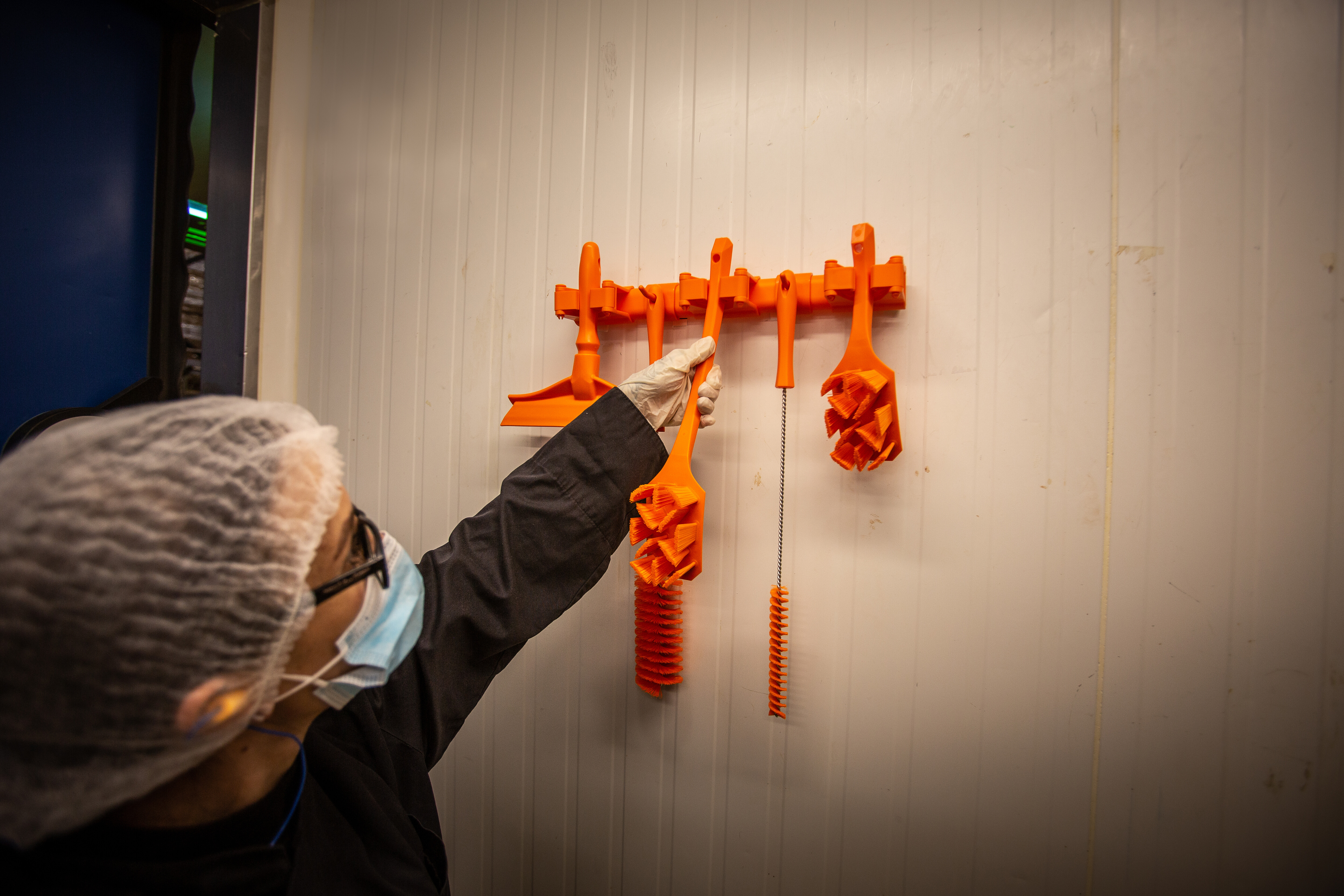 Vikan Hygienic Hi-Flex Wall Bracket System, 420 mm, Blue