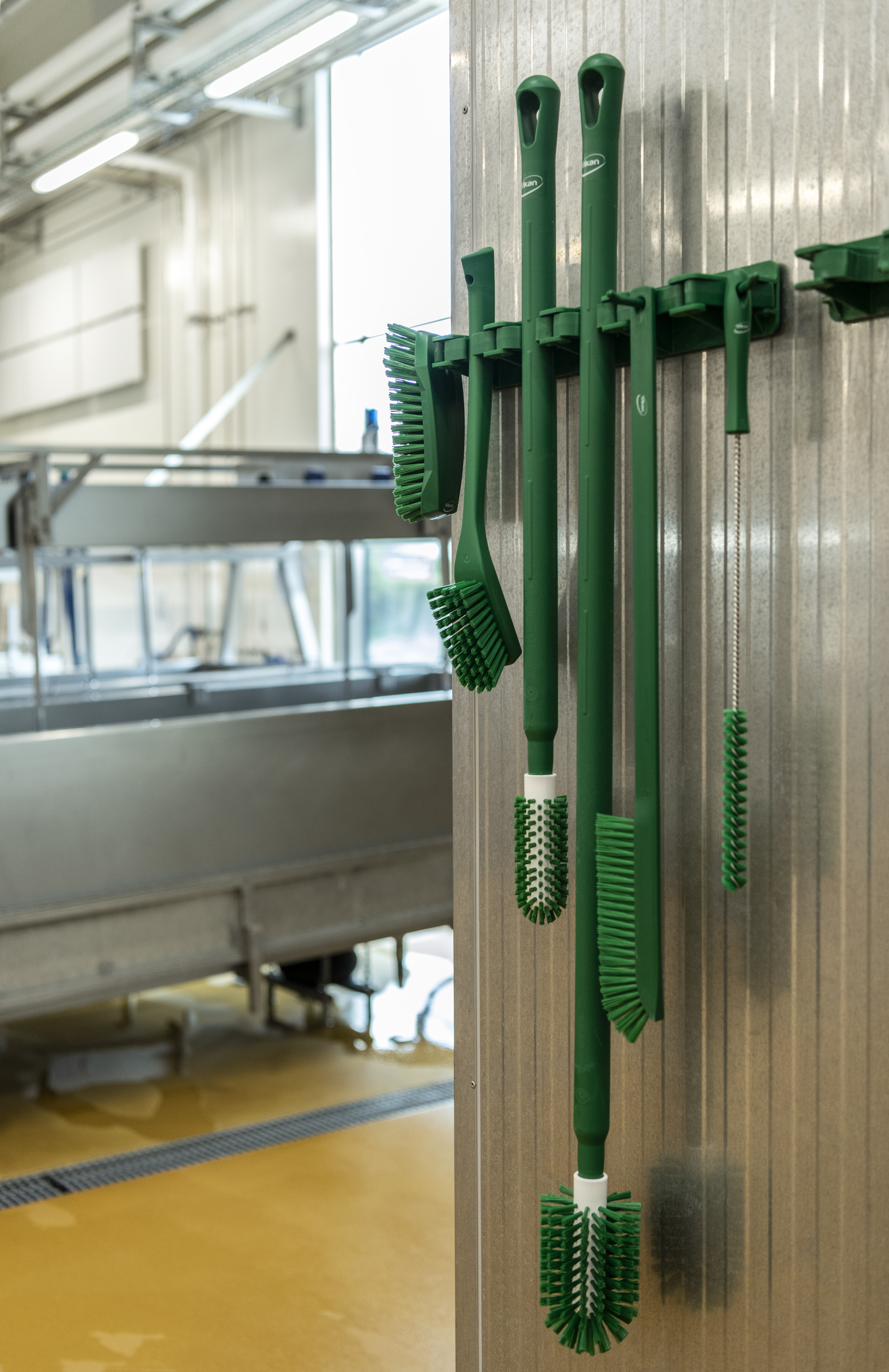 Vikan Ultra-Slim Cleaning Brush with Long Handle, 600 mm, Medium, Blue