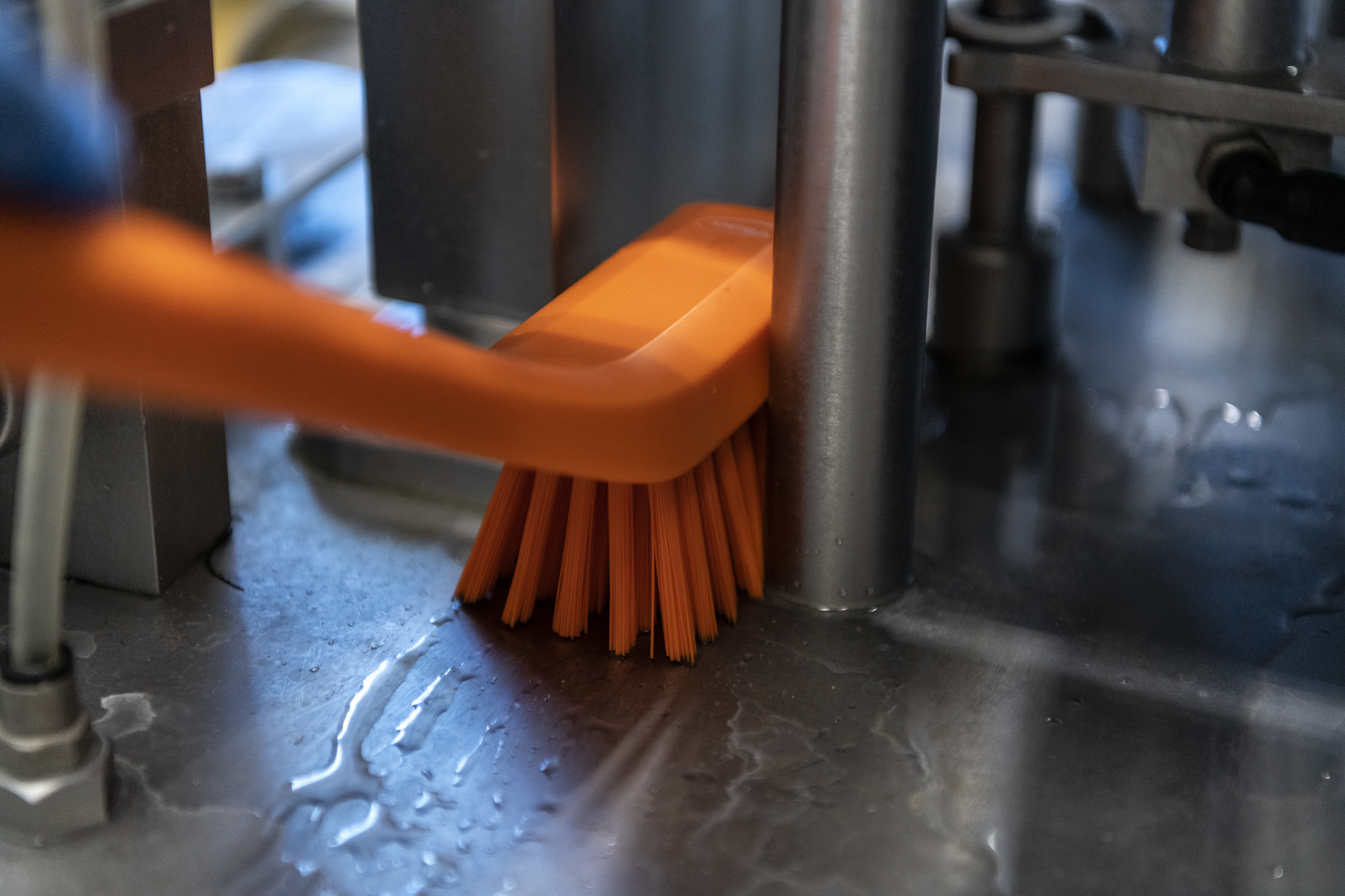 Vikan Narrow Cleaning Brush with Long Handle, 420 mm, Hard, Blue