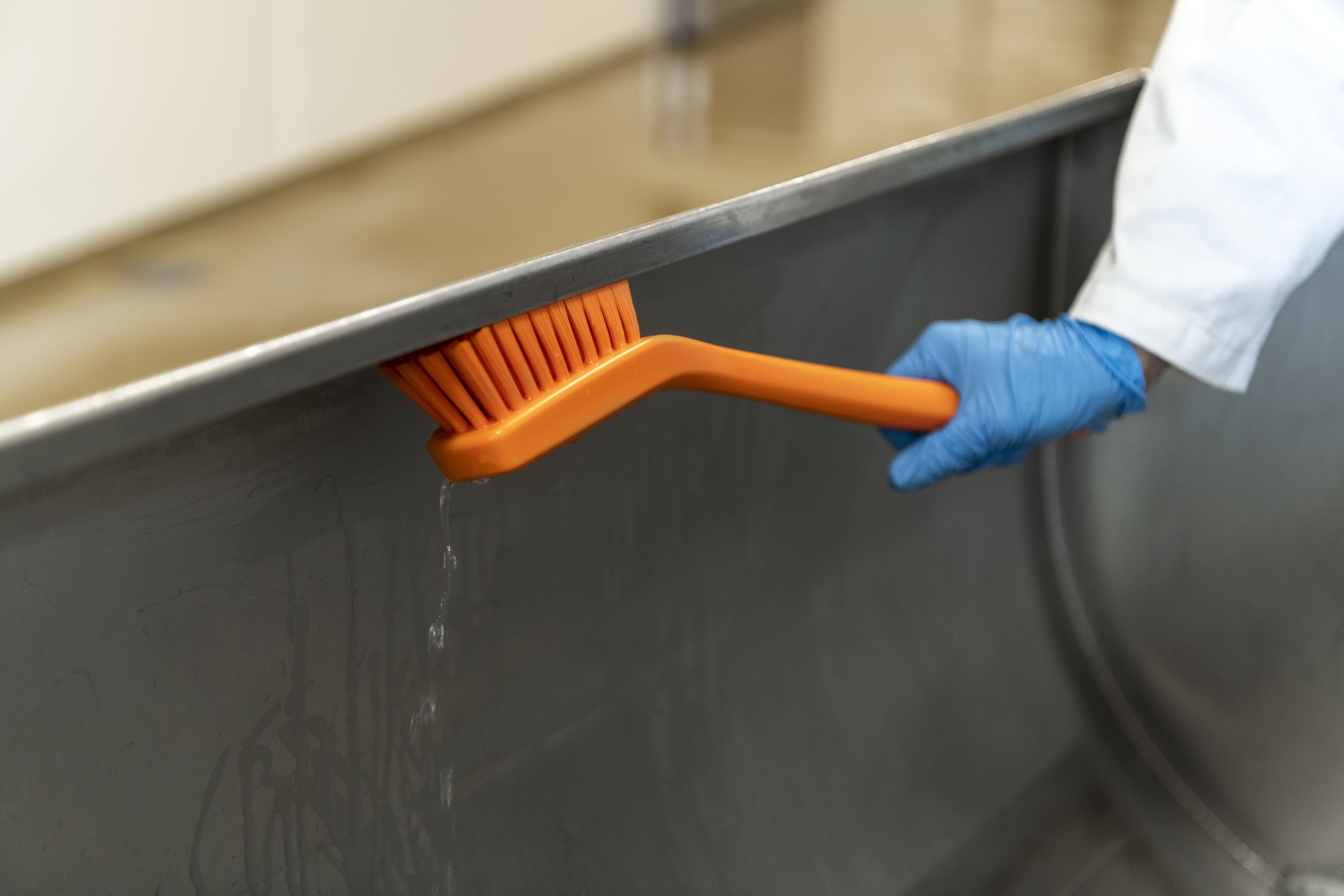 Vikan Narrow Cleaning Brush with Long Handle, 420 mm, Hard, Blue