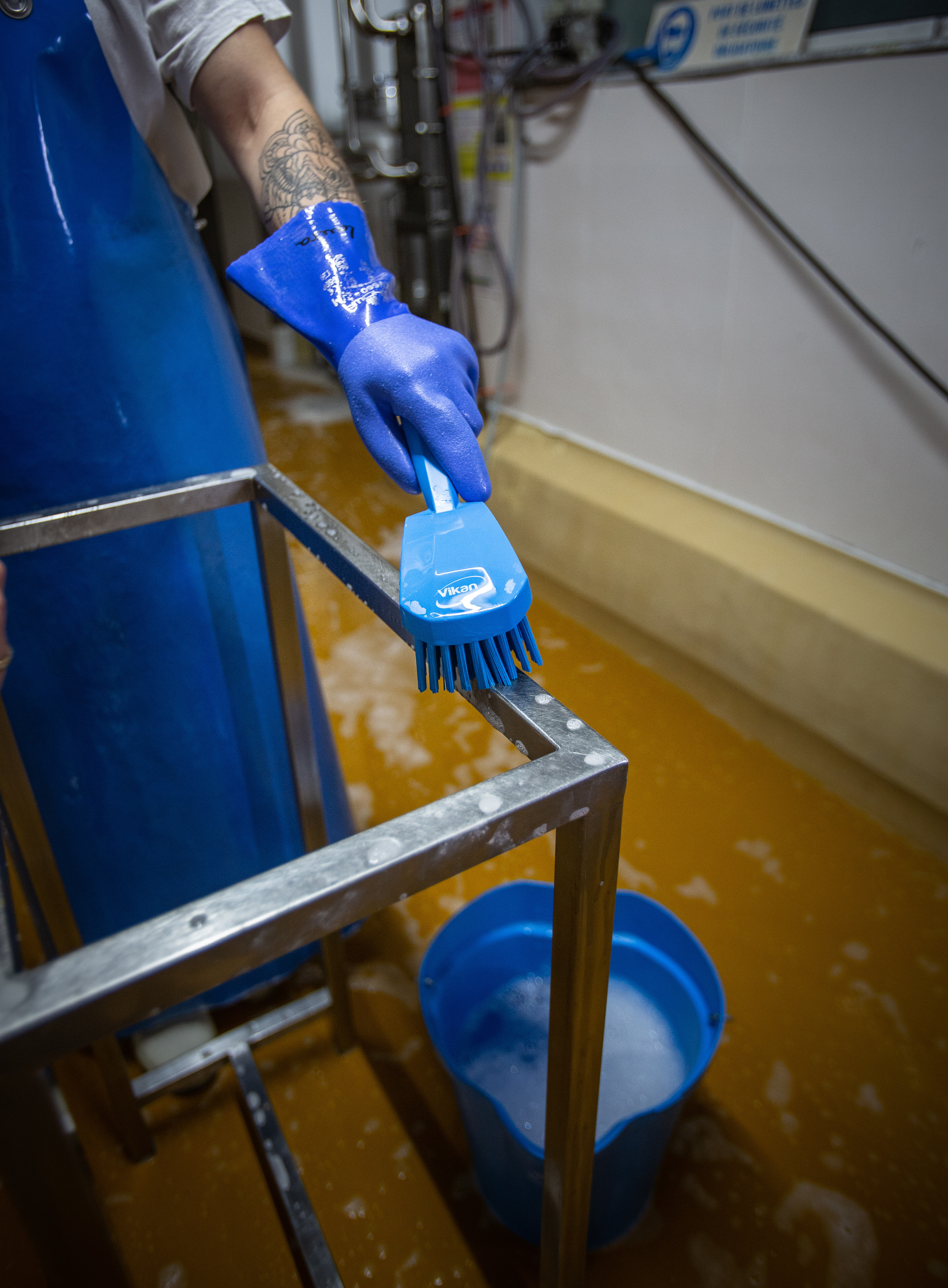 Vikan Washing Brush w/short Handle, 270 mm, Hard, Blue