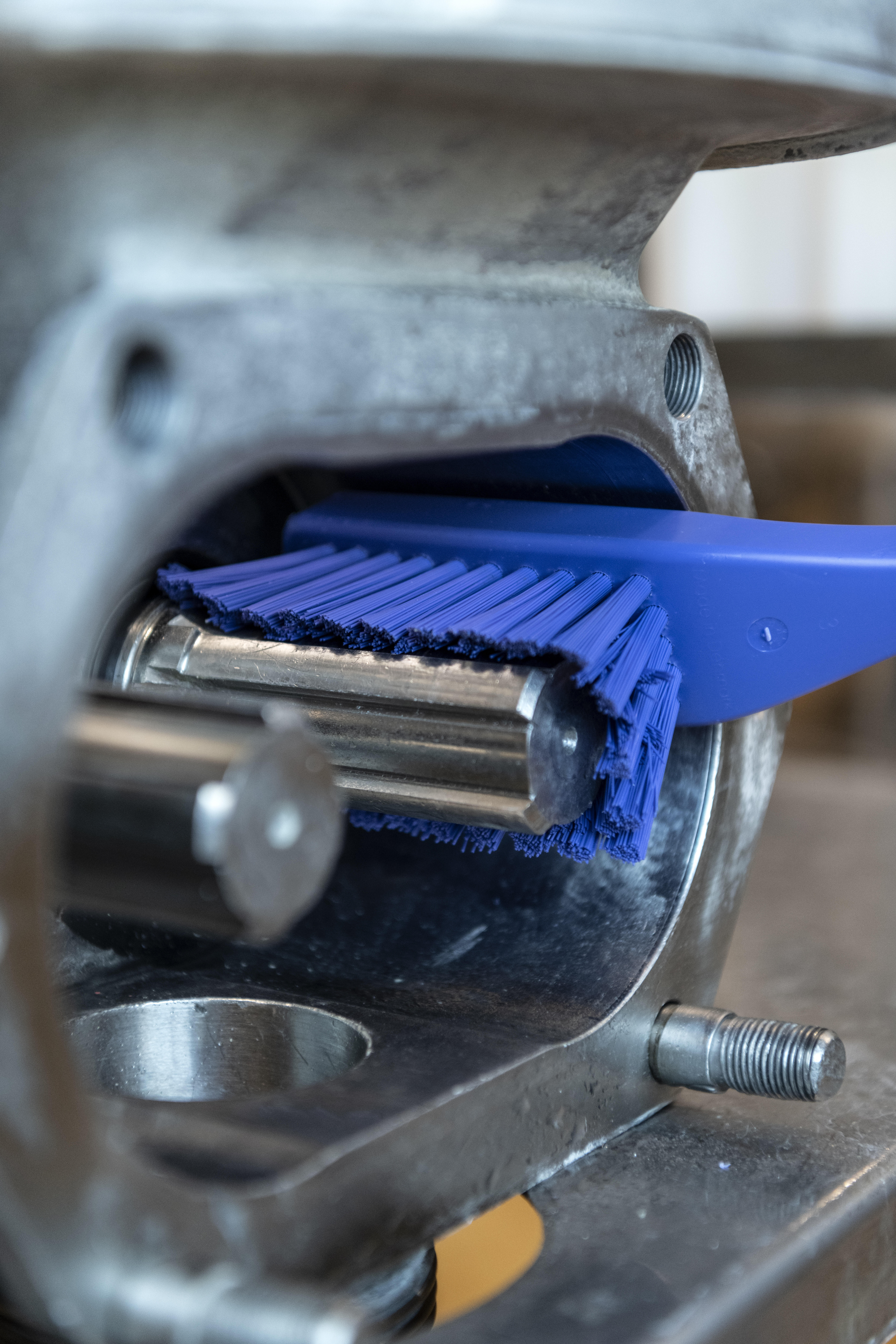 Vikan Narrow Cleaning Brush with Long Handle, 420 mm, Hard, Blue