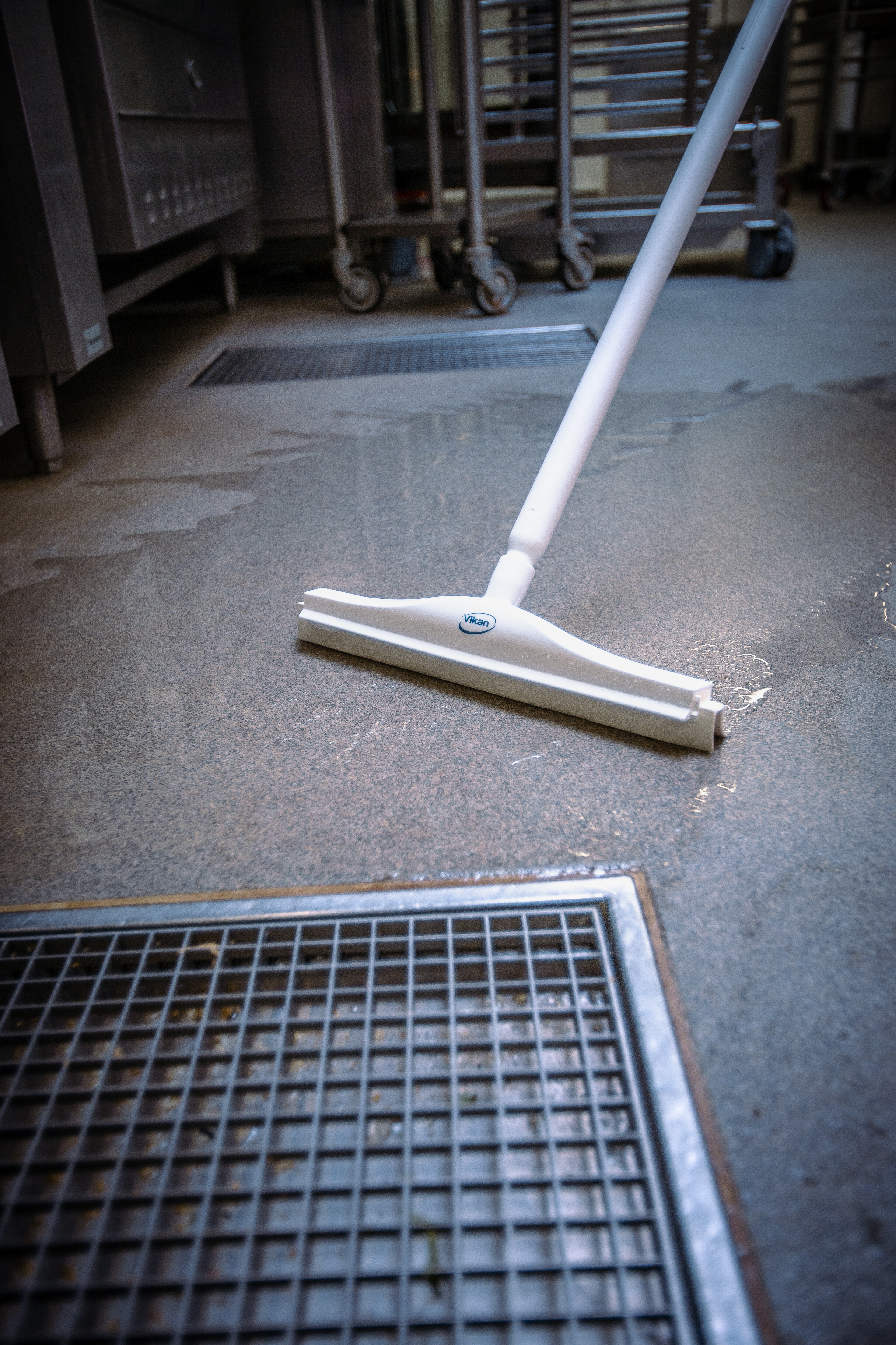 Vikan Hygienic Floor Squeegee w/replacement cassette, 400 mm, Blue