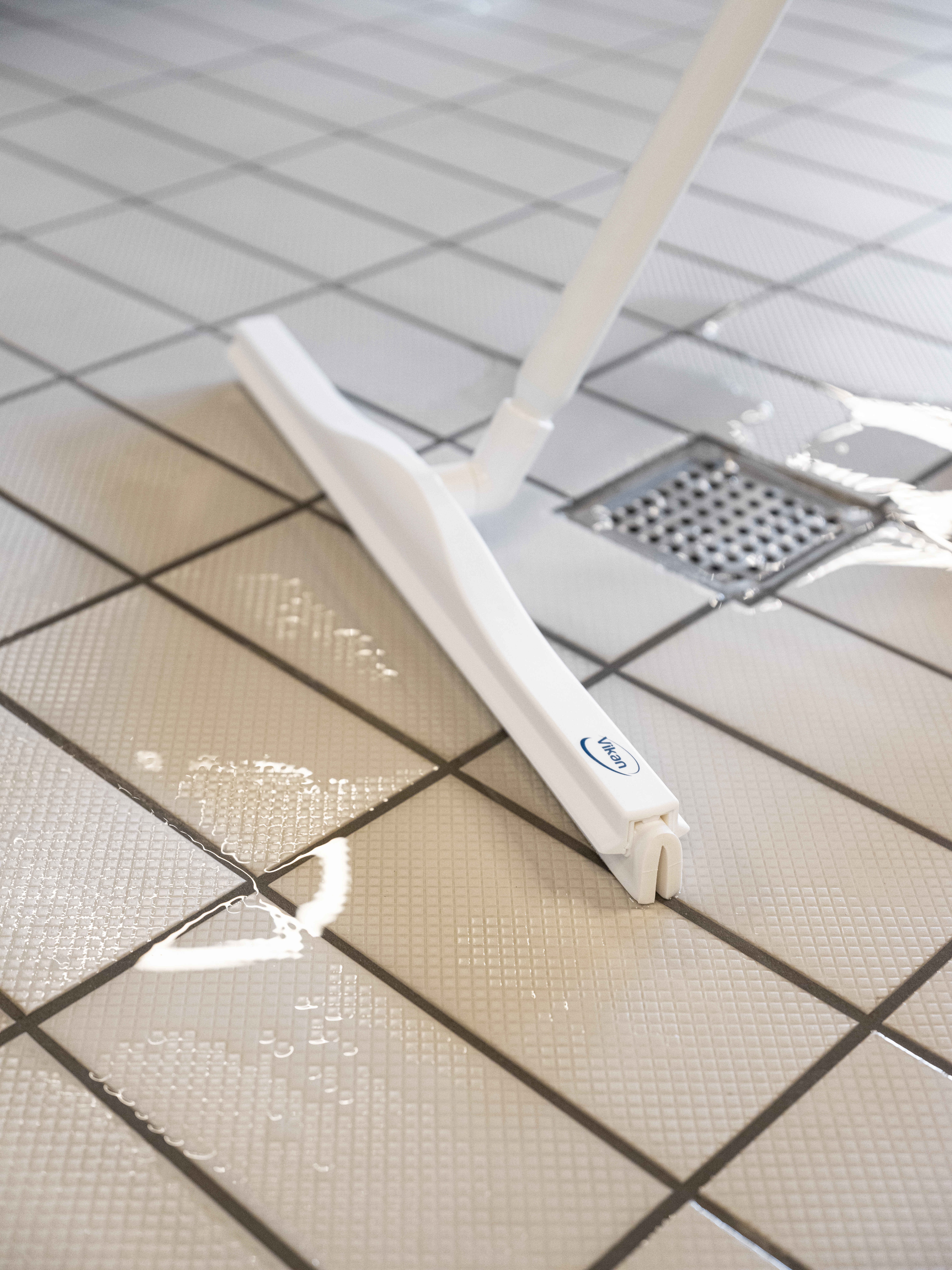 Vikan Hygienic Revolving Neck  Squeegee w/replacement cassette, 600 mm, Blue