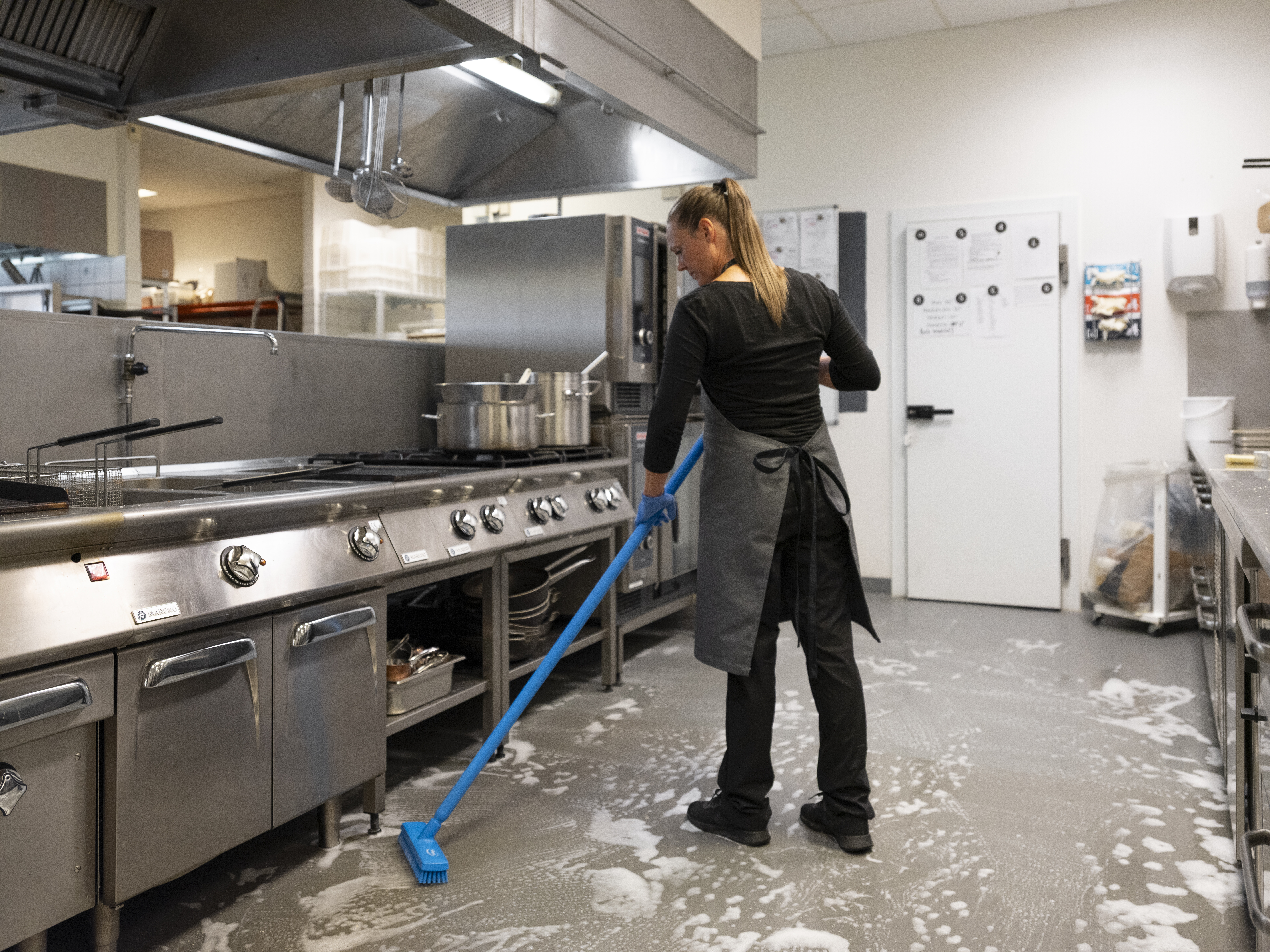 Vikan Deck Scrub, waterfed, 270 mm, Very hard, Blue