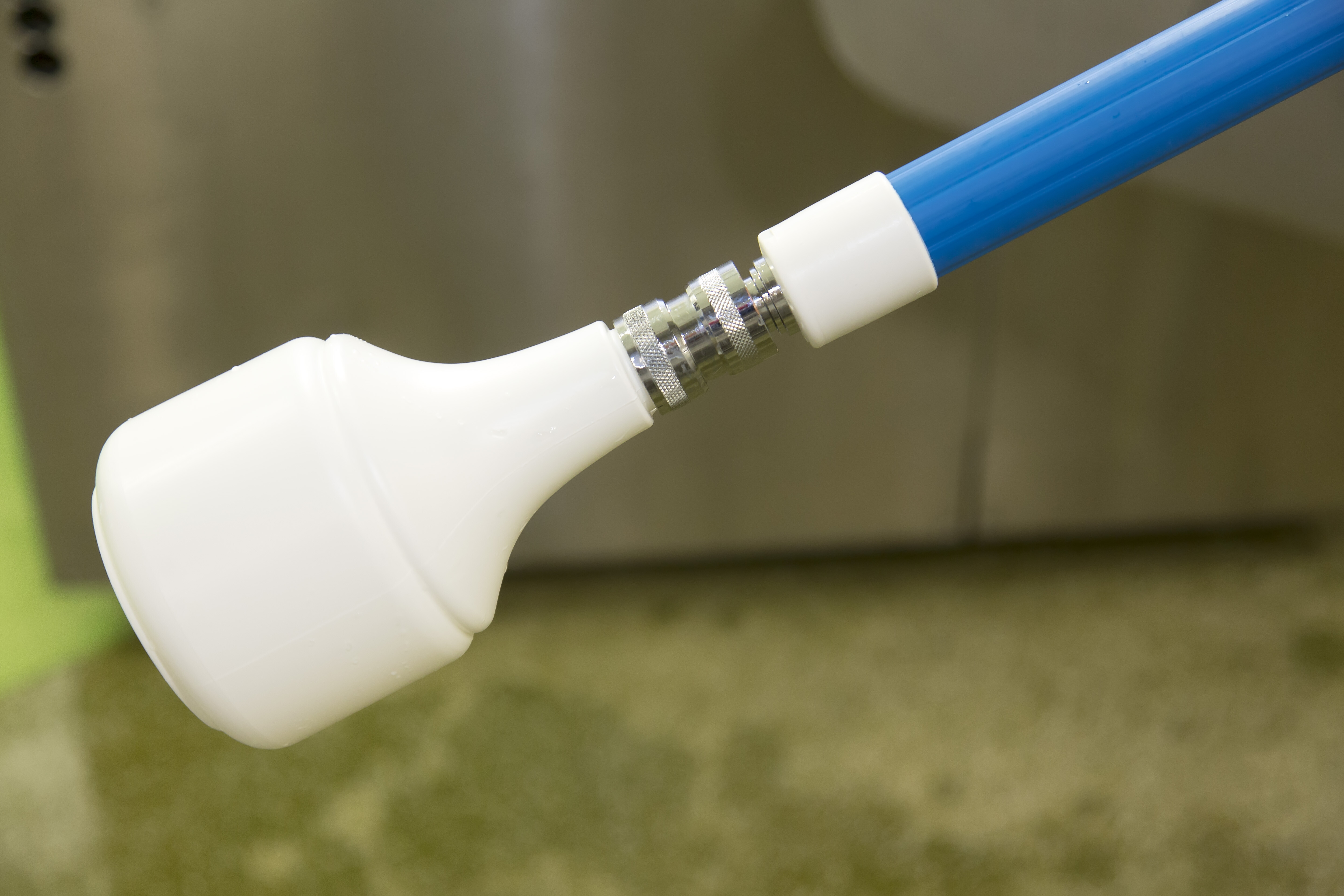 Vikan Aluminum Telescopic Handle, waterfed, w/Metal Nozzle (Q), 1600 - 2780 mm, Ø32 mm, Blue