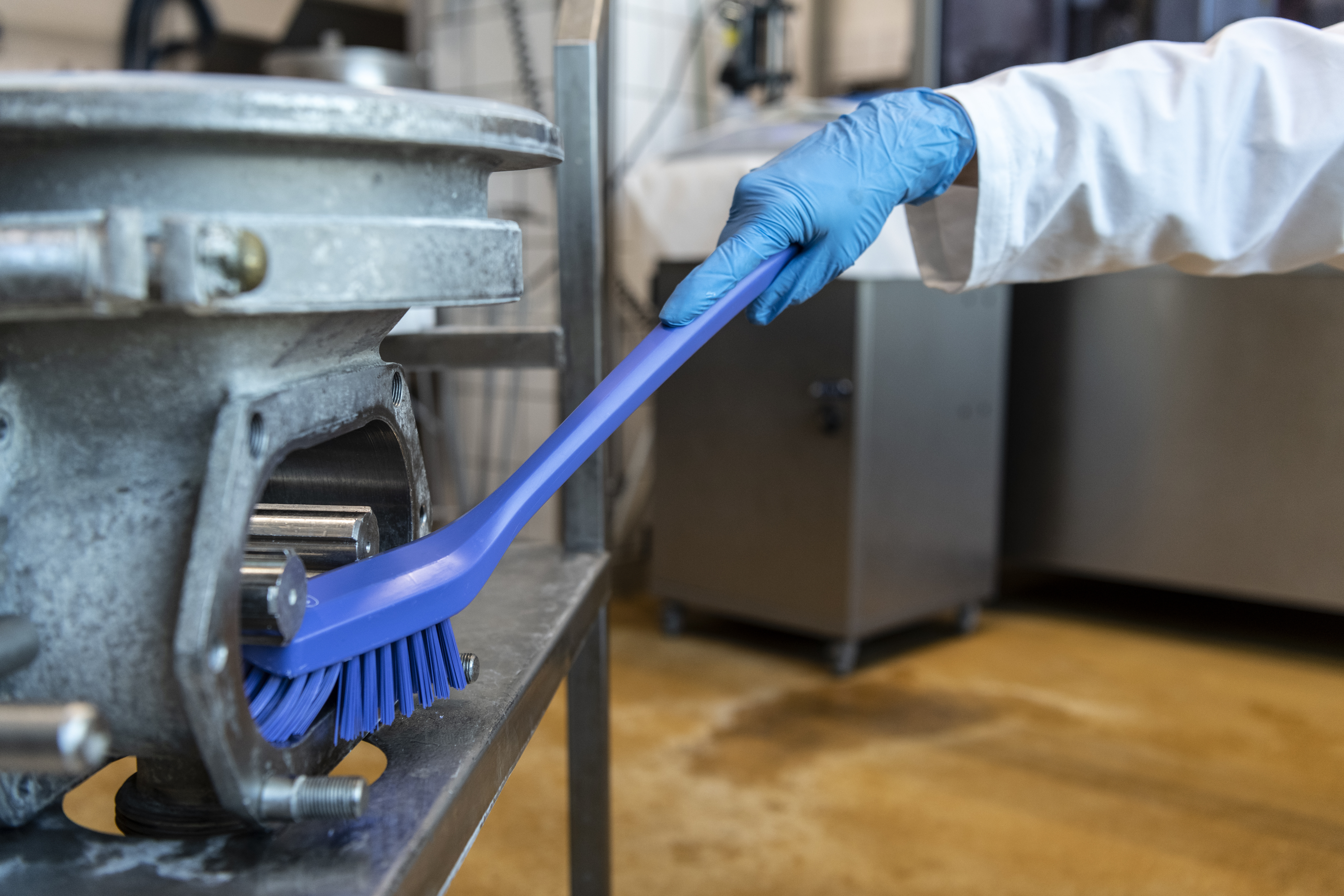 Vikan Narrow Cleaning Brush with Long Handle, 420 mm, Hard, Blue