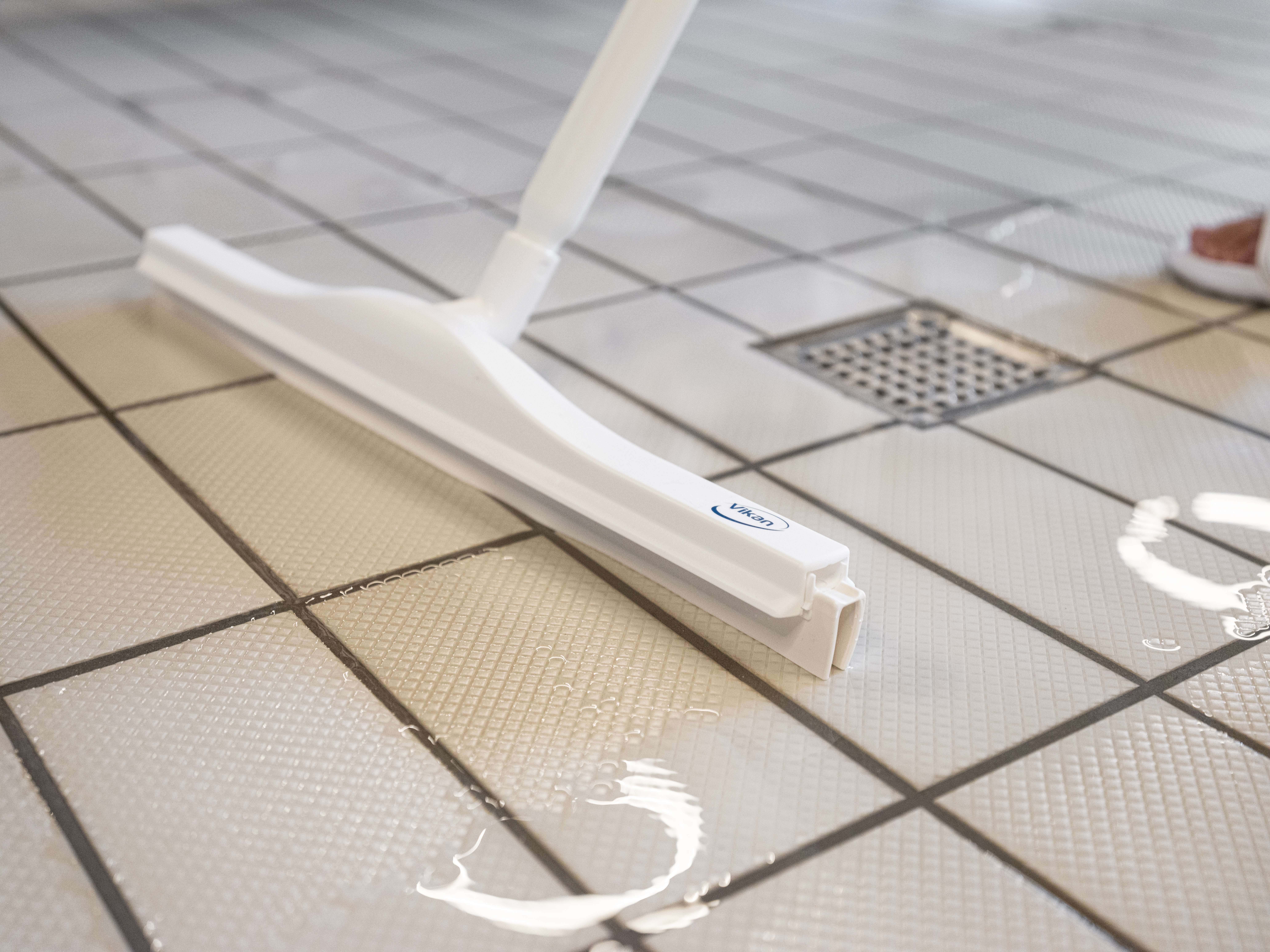 Vikan Hygienic Revolving Neck  Squeegee w/replacement cassette, 600 mm, Blue