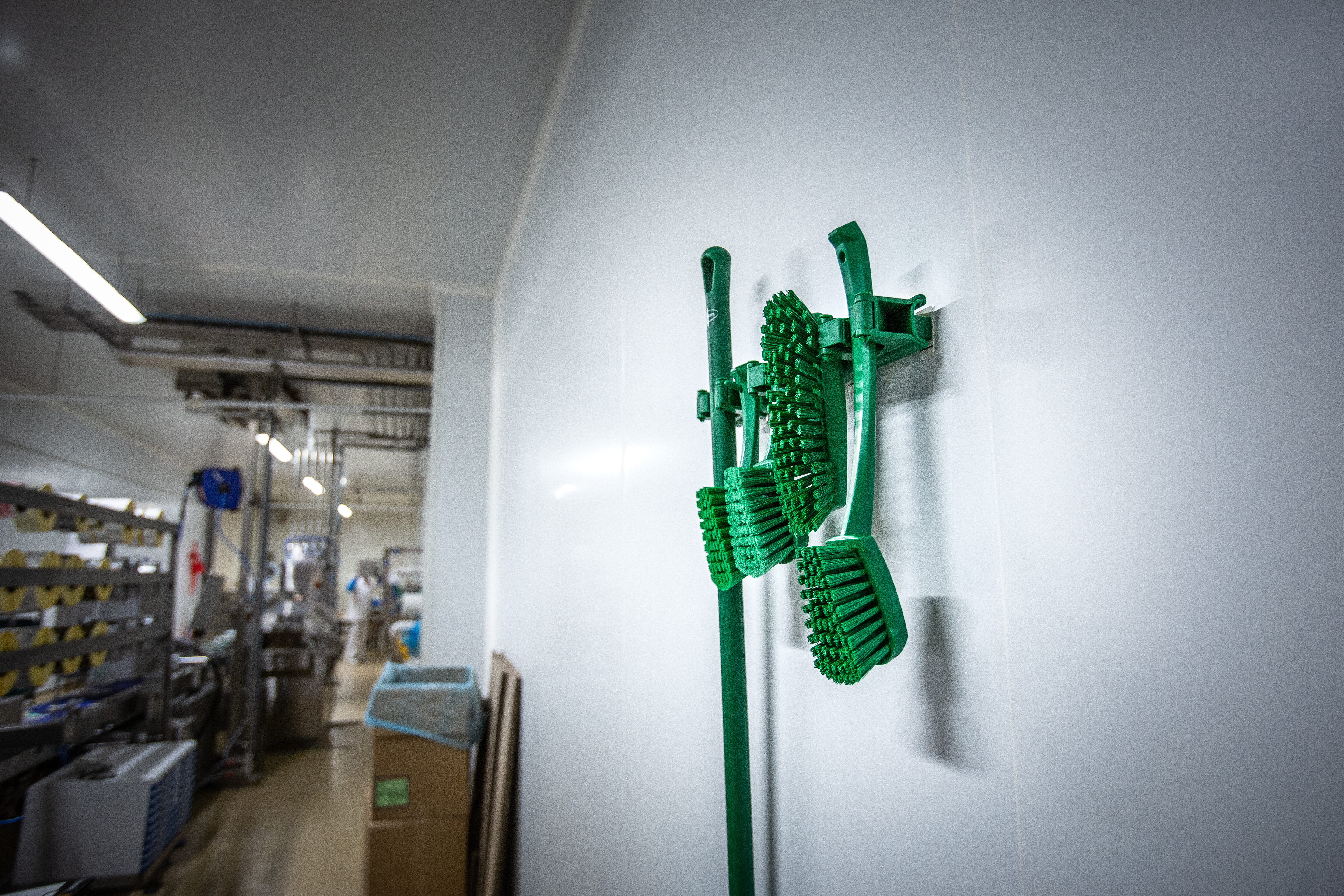 Vikan Hygienic Hi-Flex Wall Bracket System, 420 mm, Blue