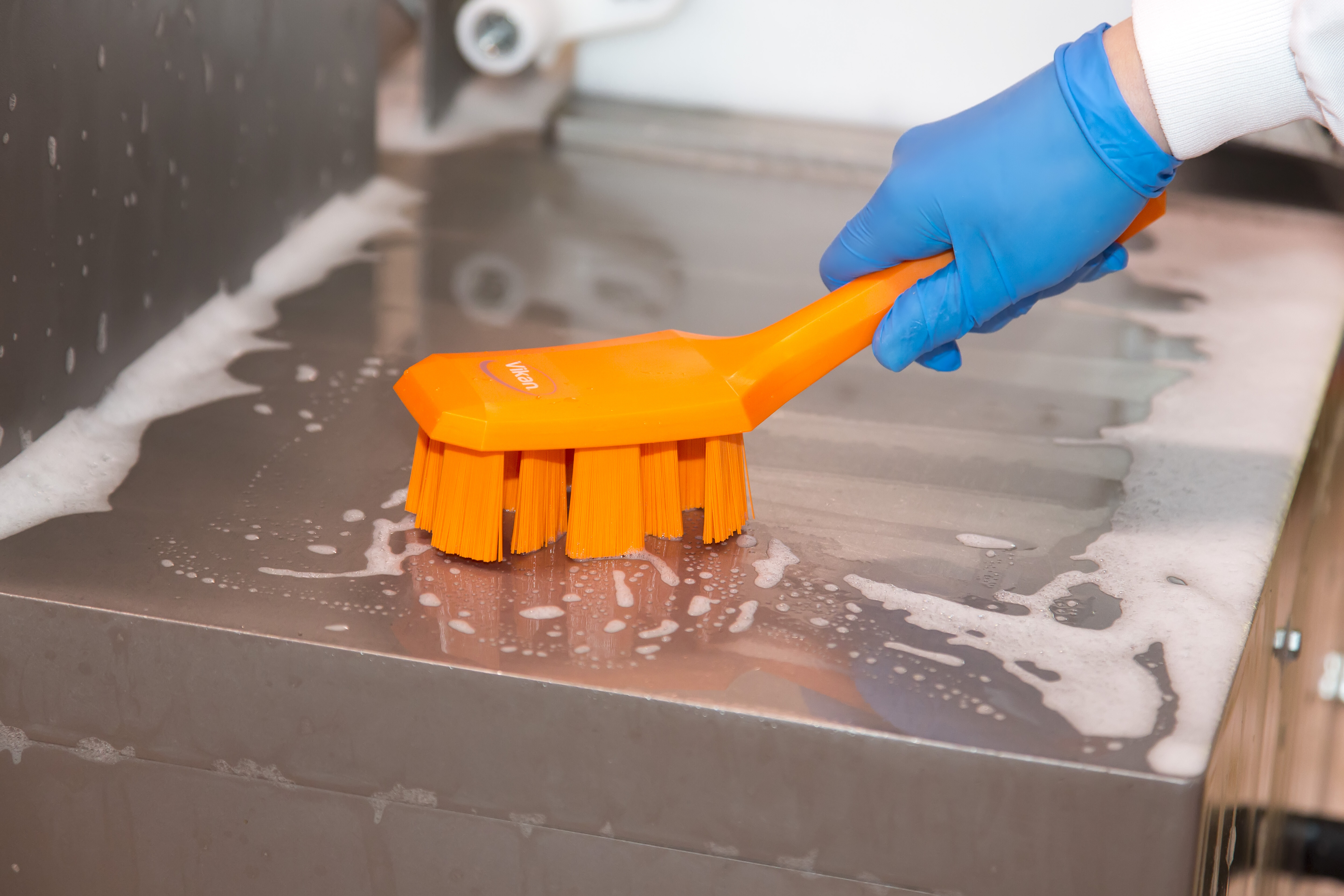 Vikan UST Hand Brush w/short handle, 260 mm, Hard, Blue