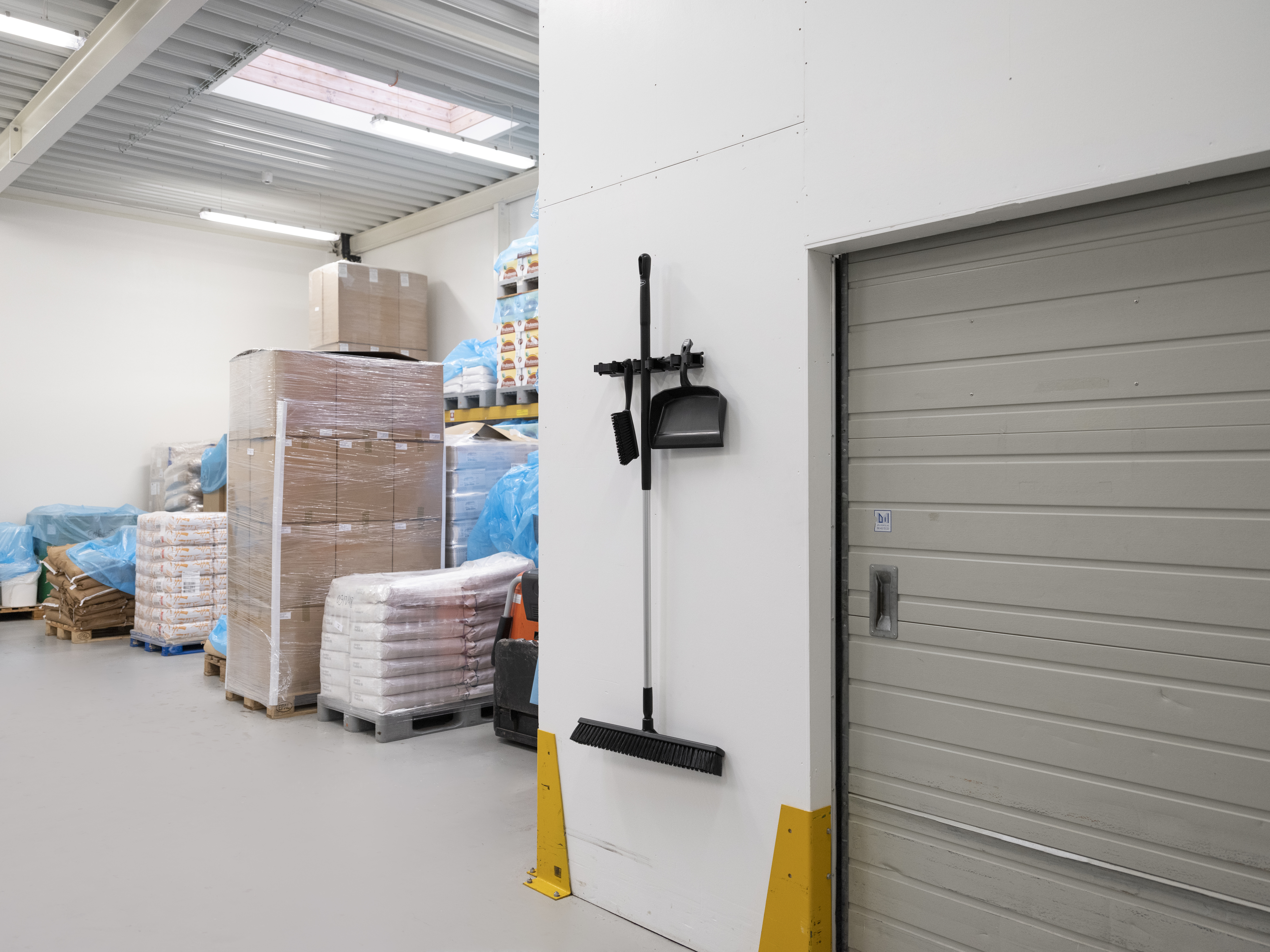 Vikan Broom, 610 mm, Soft/hard, Blue